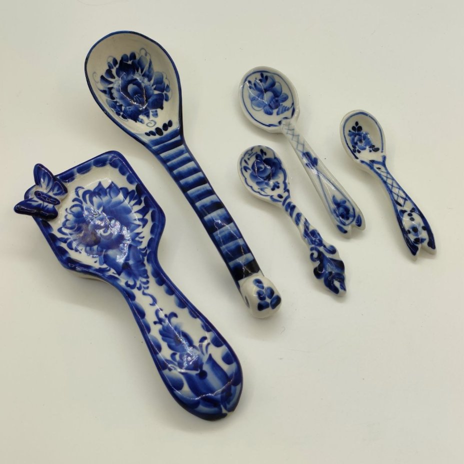 Набор из 2-х подставок под ложку и 3-х чайных ложек, украшенных флоральным декором (в подборе), Гжель