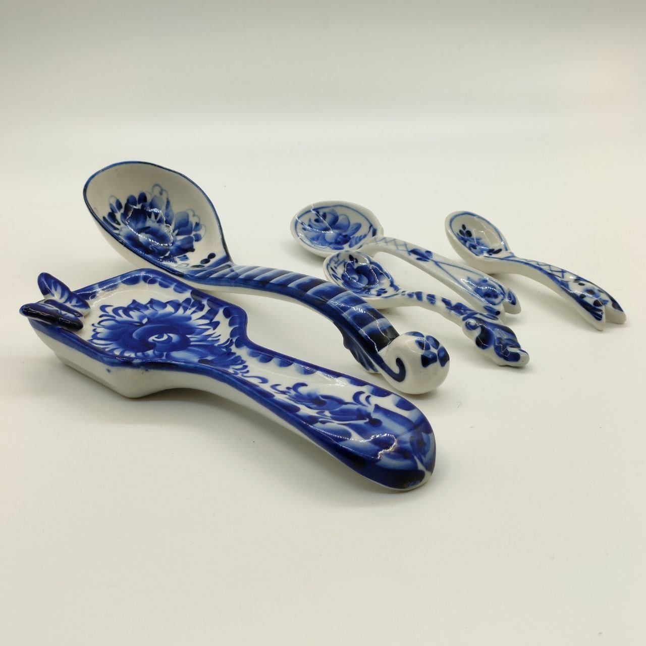 Набор из 2-х подставок под ложку и 3-х чайных ложек, украшенных флоральным декором (в подборе), Гжель