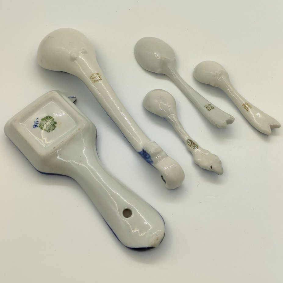 Набор из 2-х подставок под ложку и 3-х чайных ложек, украшенных флоральным декором (в подборе), Гжель