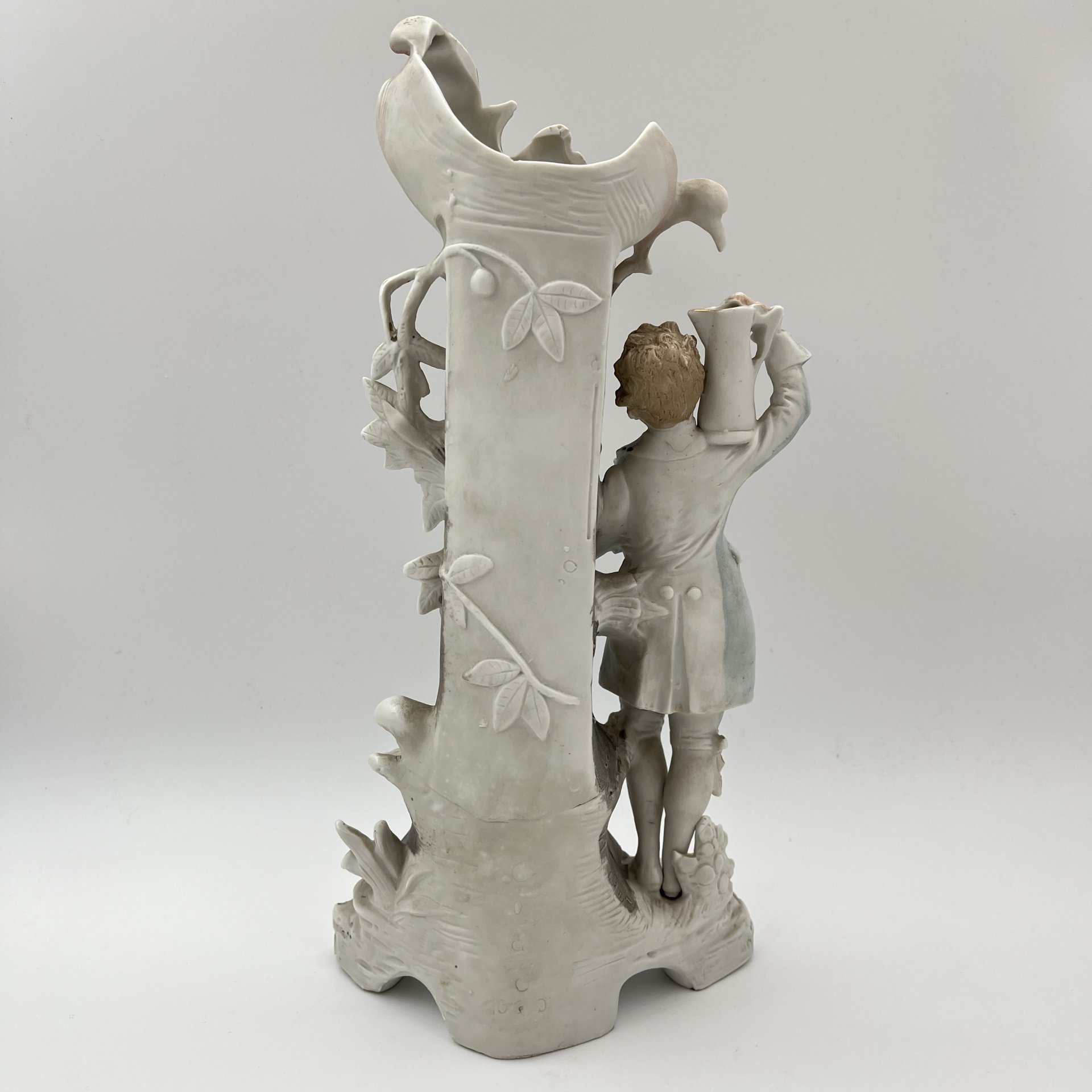 Статуэтка (ваза) "Мальчик у фонтана", бисквит, роспись, золочение, Carl Schneiders Erben, Германия, 1880-1900 гг.