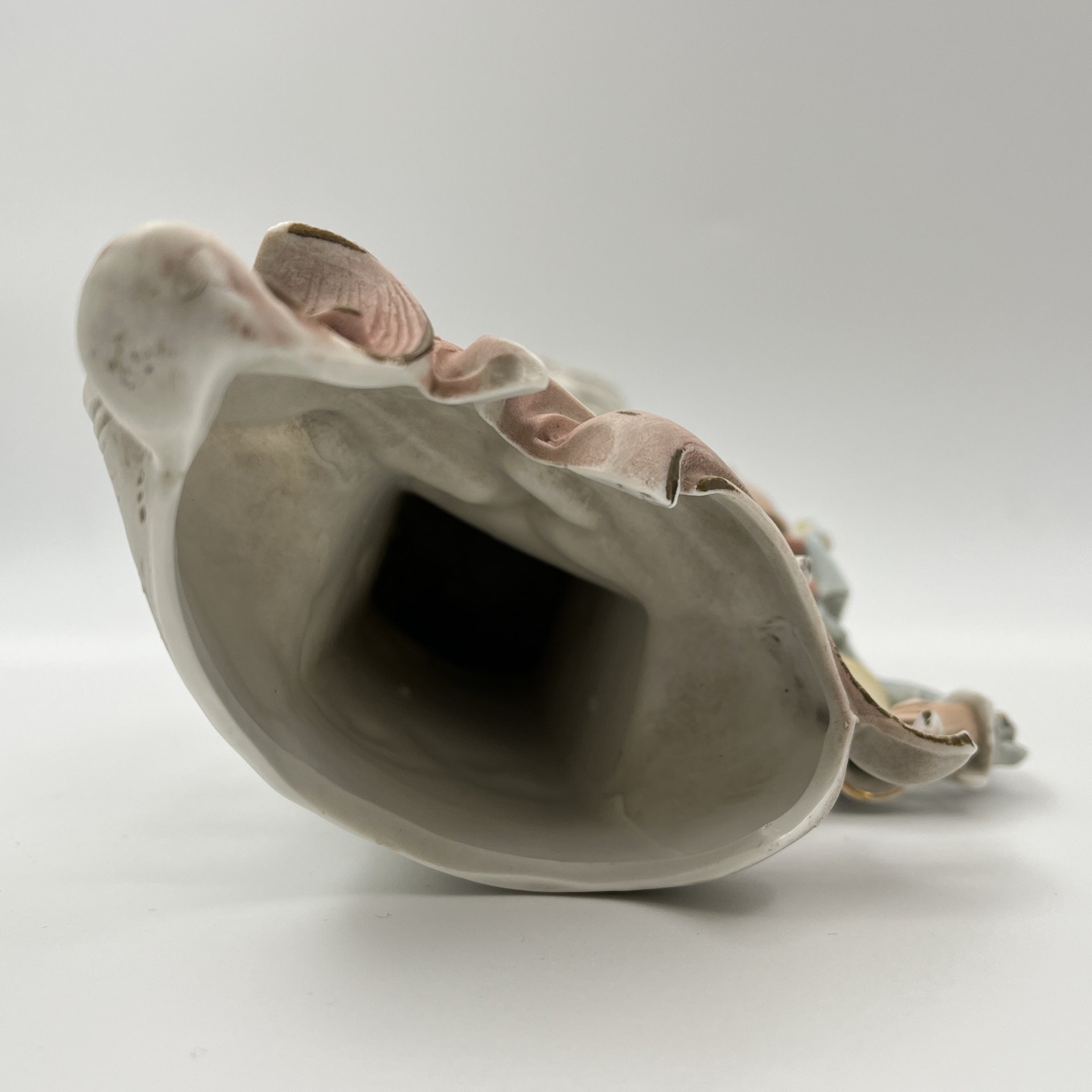 Статуэтка (ваза) "Мальчик у фонтана", бисквит, роспись, золочение, Carl Schneiders Erben, Германия, 1880-1900 гг.