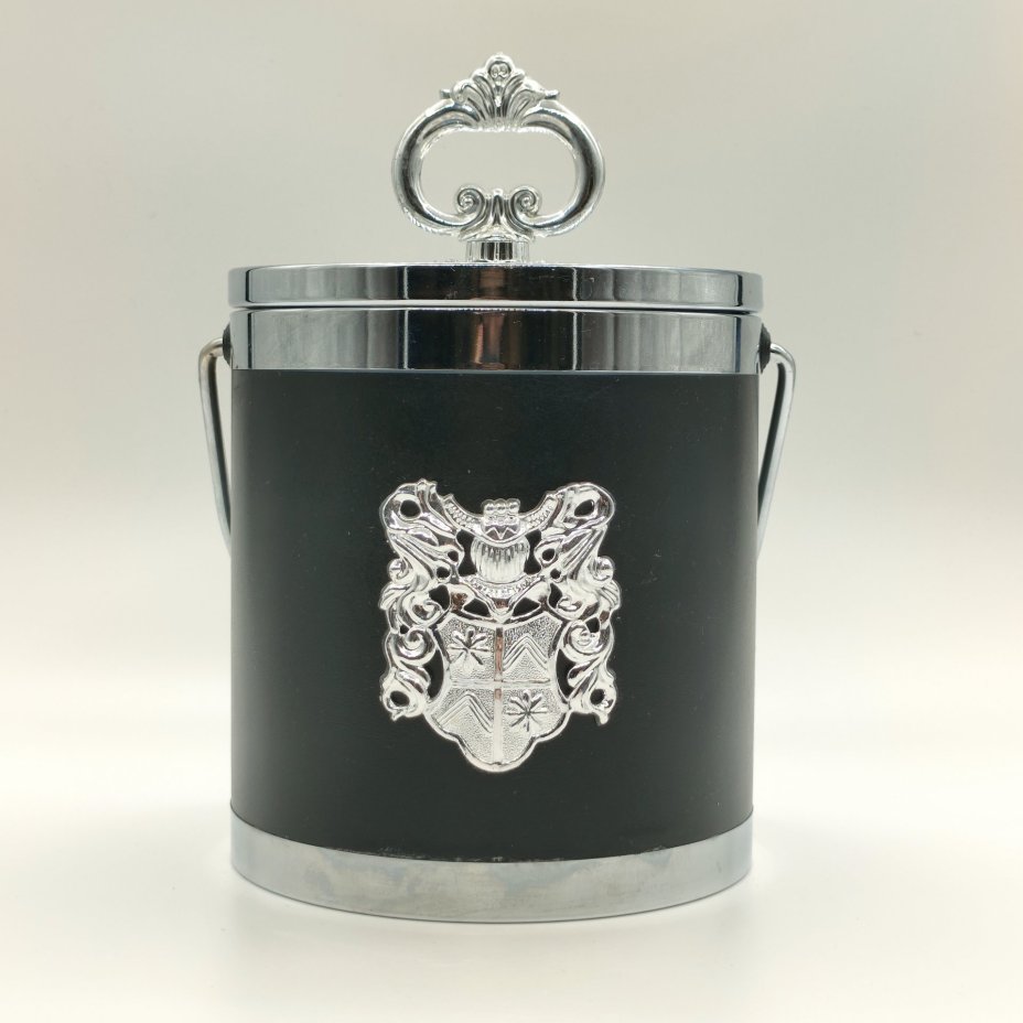 Ведро для льда с рельефным декором в виде герба, сталь, пластмасса, кожзам, Франция, 1970-1990 гг.