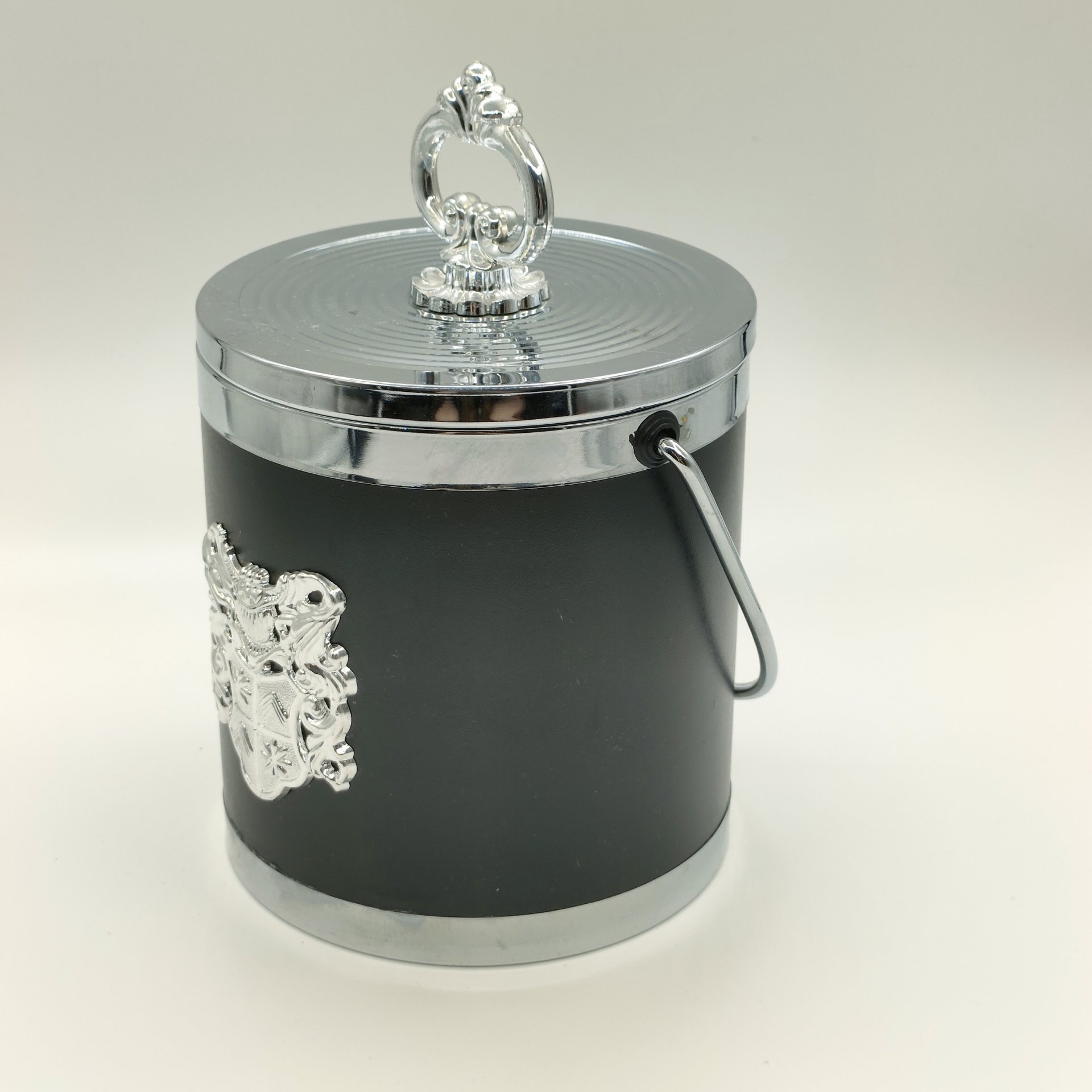 Ведро для льда с рельефным декором в виде герба, сталь, пластмасса, кожзам, Франция, 1970-1990 гг.