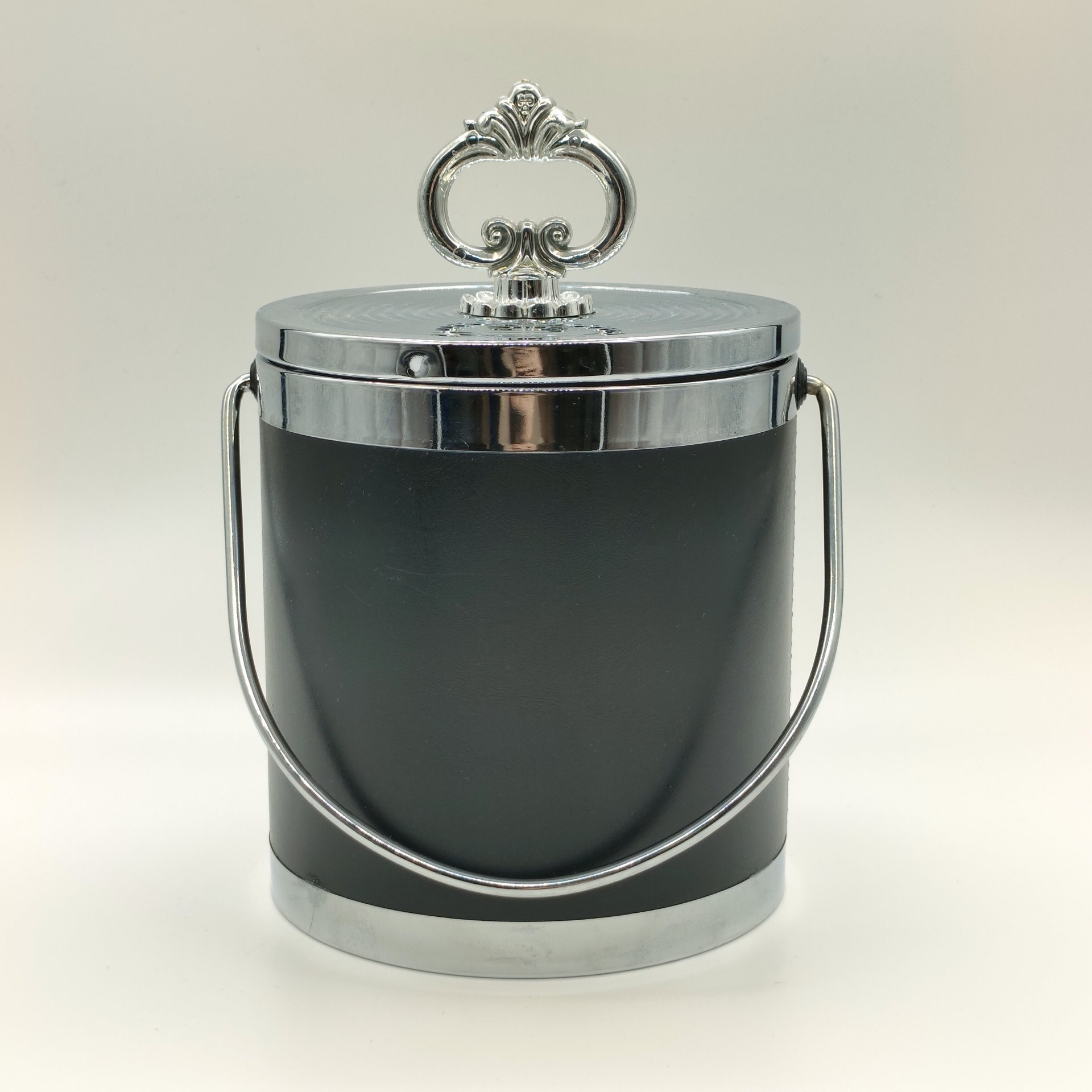 Ведро для льда с рельефным декором в виде герба, сталь, пластмасса, кожзам, Франция, 1970-1990 гг.