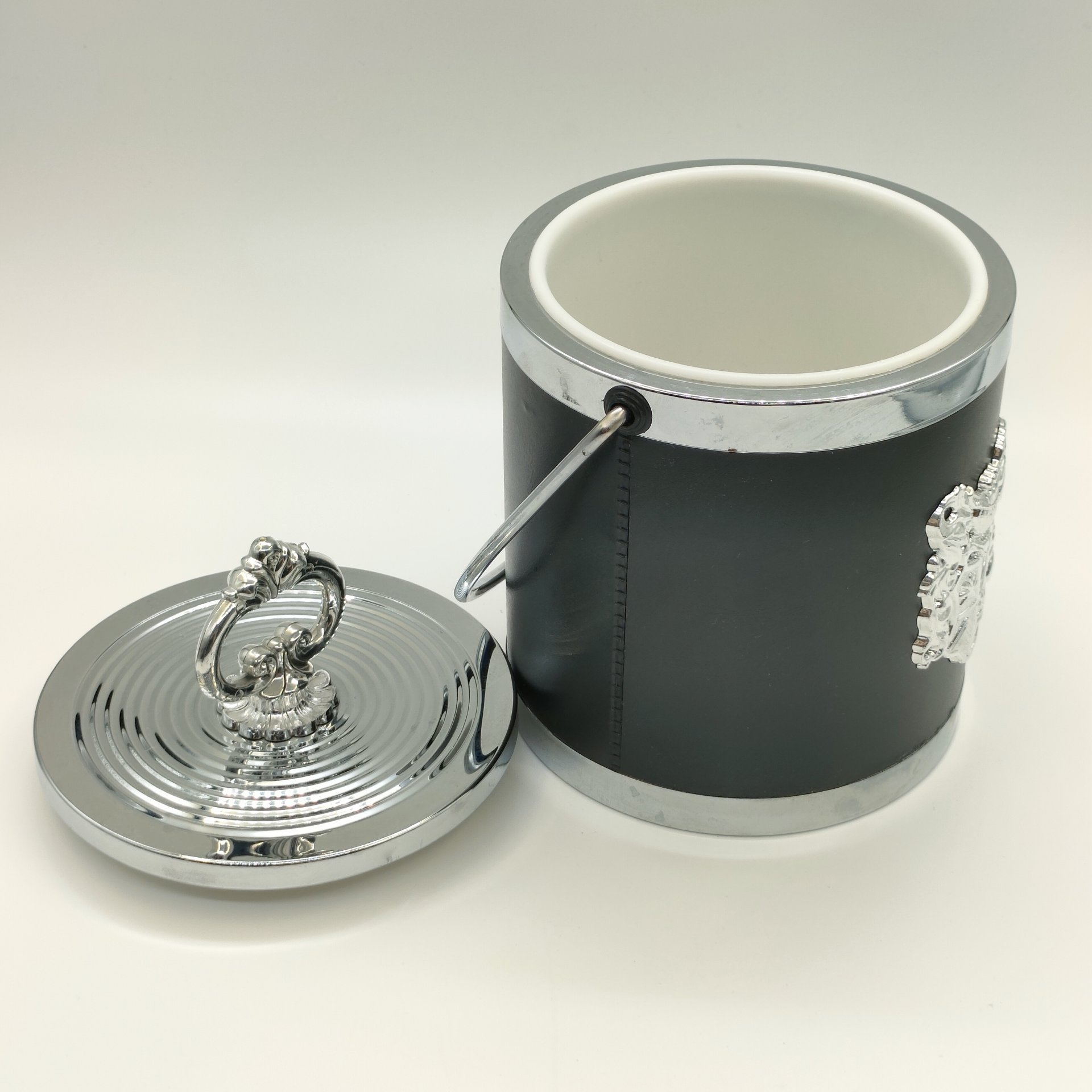 Ведро для льда с рельефным декором в виде герба, сталь, пластмасса, кожзам, Франция, 1970-1990 гг.