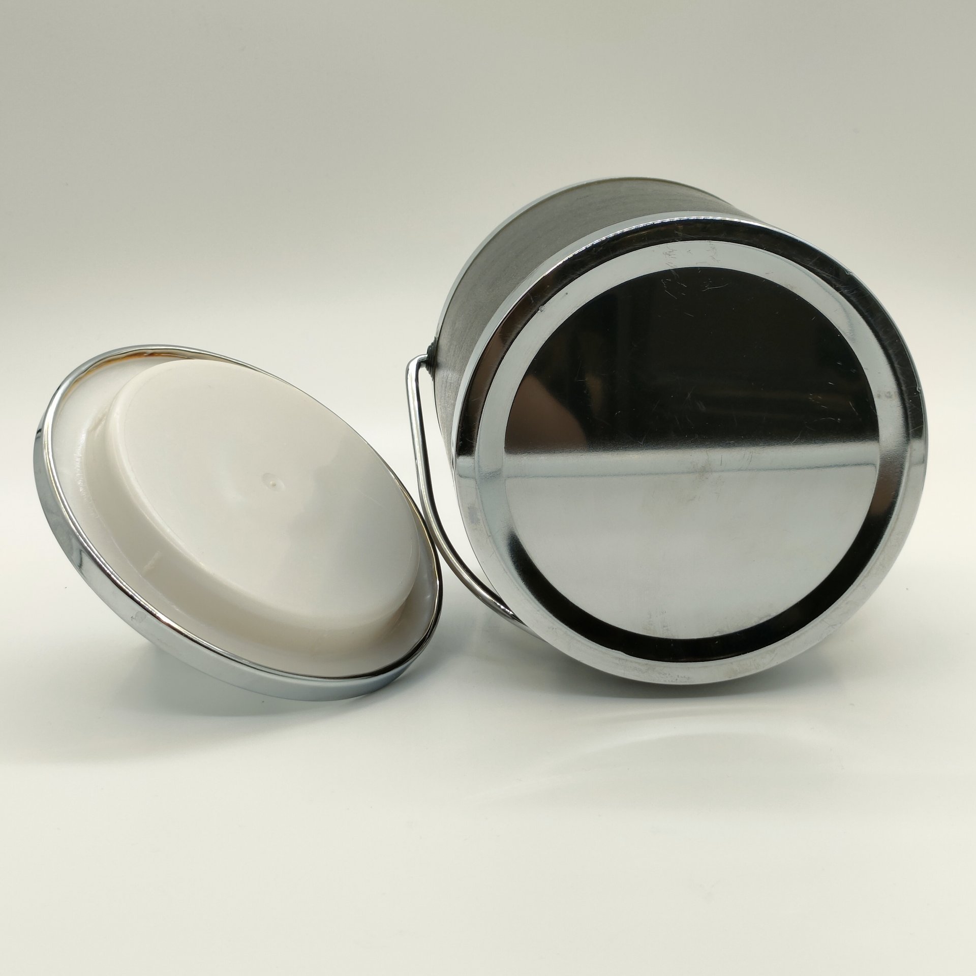 Ведро для льда с рельефным декором в виде герба, сталь, пластмасса, кожзам, Франция, 1970-1990 гг.