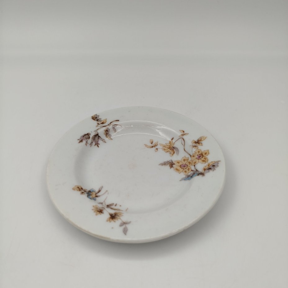 Розетка (блюдце) с цветочным декором, фарфор, роспись, Товарищество М.С. Кузнецова, Российская империя, 1891-1917 гг.