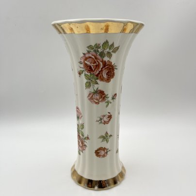 Ваза для цветов, украшенная изображением роз, фаянс, деколь, золочение, Западная Европа, 1950-1970 гг.
