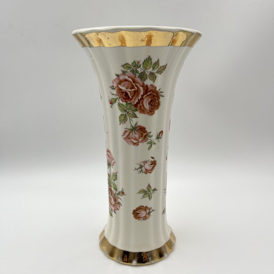 Ваза для цветов, украшенная изображением роз, фаянс, деколь, золочение, Западная Европа, 1950-1970 гг.
