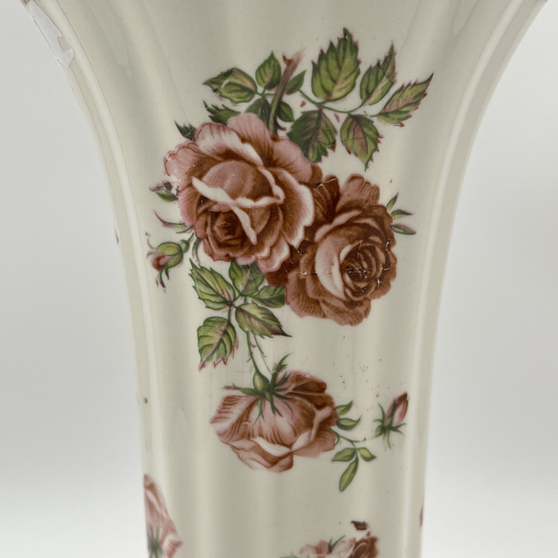 Ваза для цветов, украшенная изображением роз, фаянс, деколь, золочение, Западная Европа, 1950-1970 гг.
