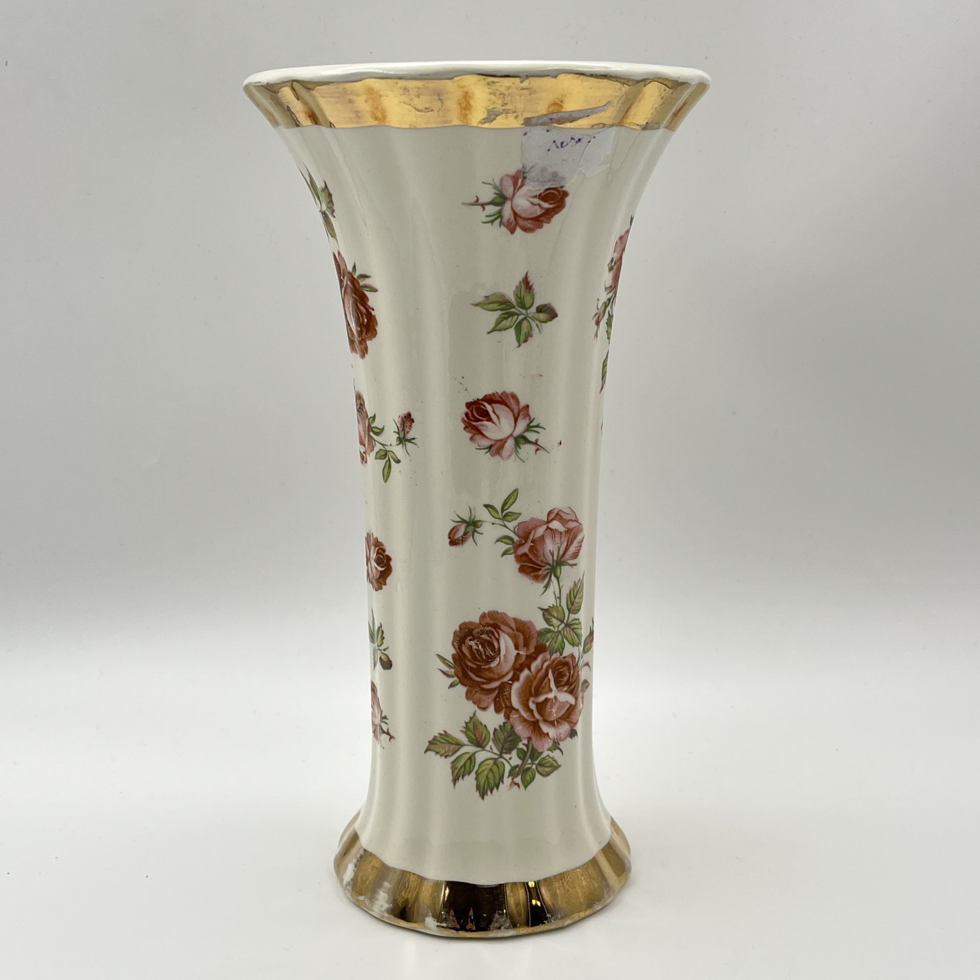 Ваза для цветов, украшенная изображением роз, фаянс, деколь, золочение, Западная Европа, 1950-1970 гг.