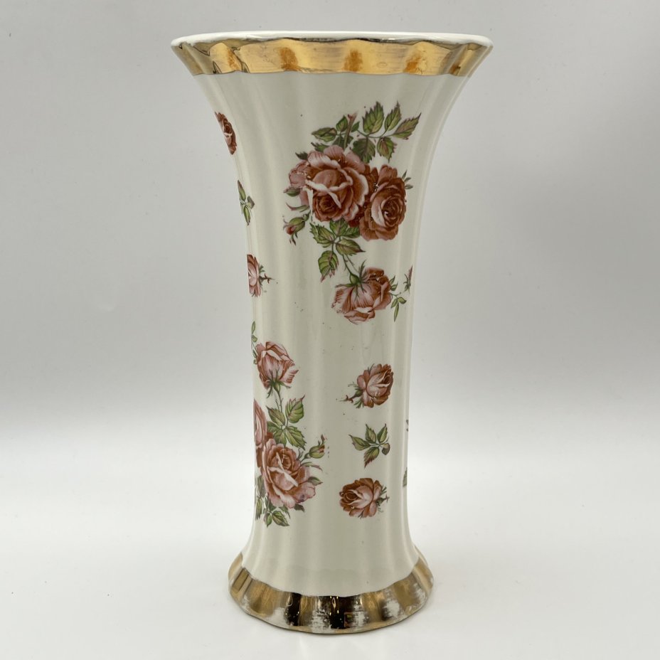 Ваза для цветов, украшенная изображением роз