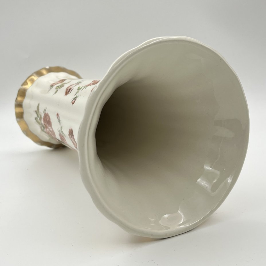 Ваза для цветов, украшенная изображением роз