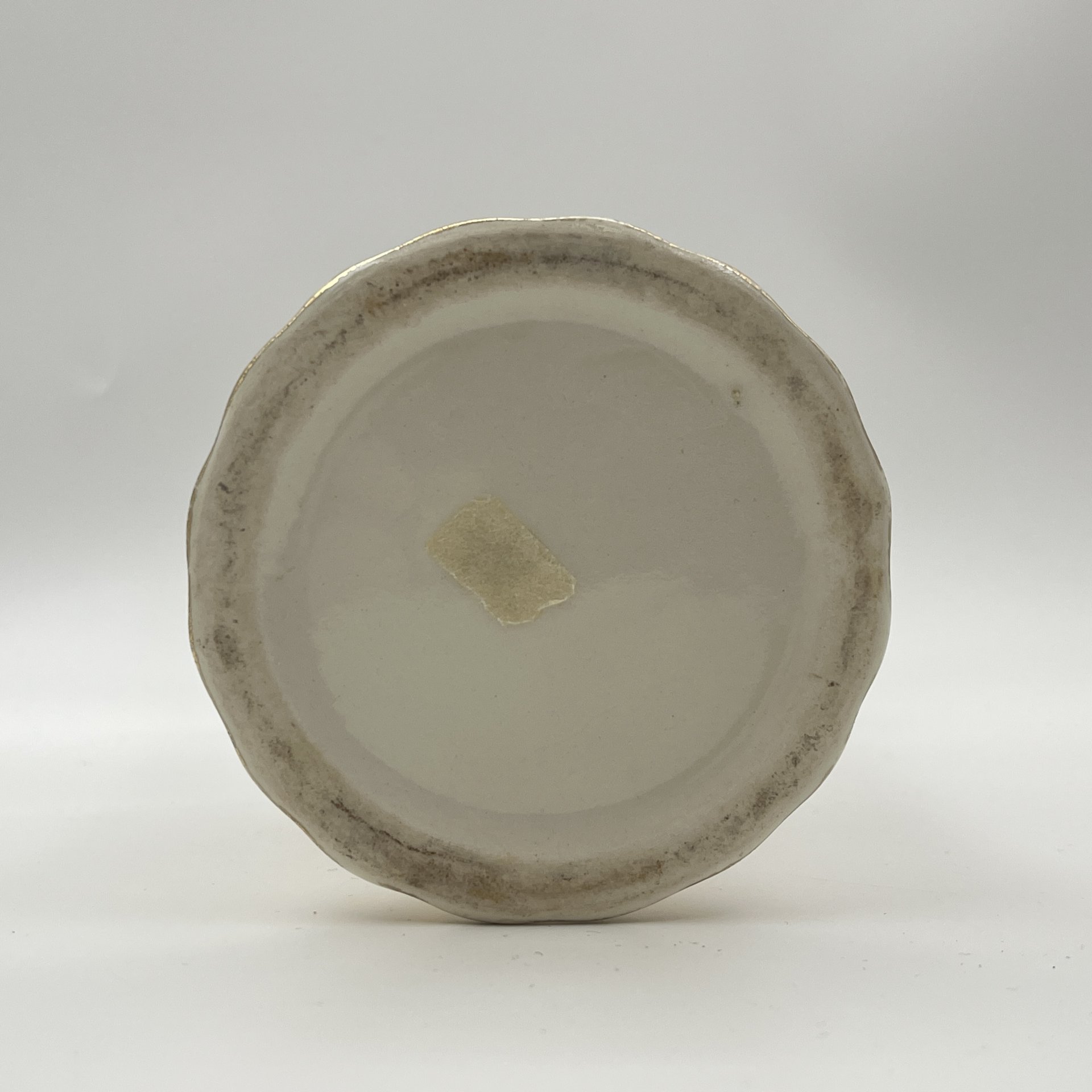 Ваза для цветов, украшенная изображением роз, фаянс, деколь, золочение, Западная Европа, 1950-1970 гг.