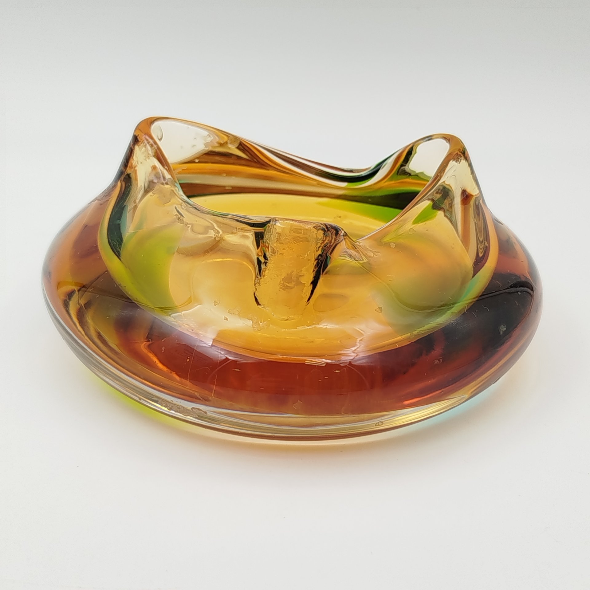 Пепельница необычной формы в янтарно-зелёной гамме