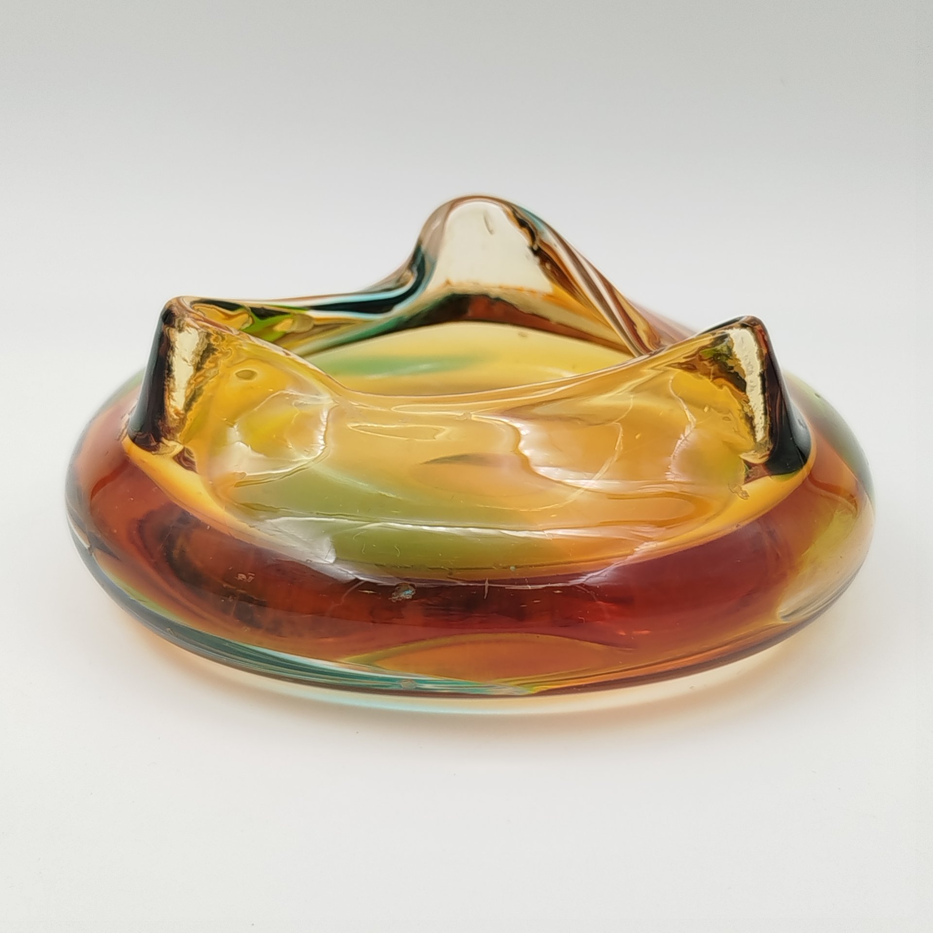 Пепельница необычной формы в янтарно-зелёной гамме