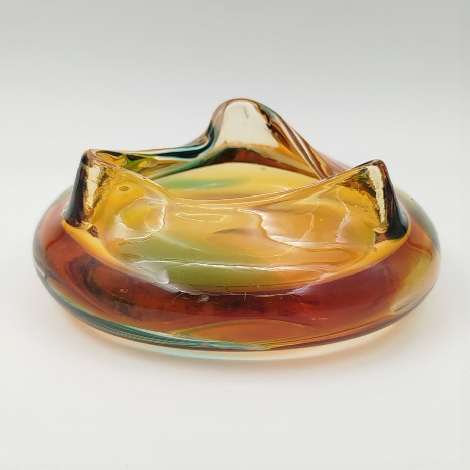 Пепельница необычной формы в янтарно-зелёной гамме