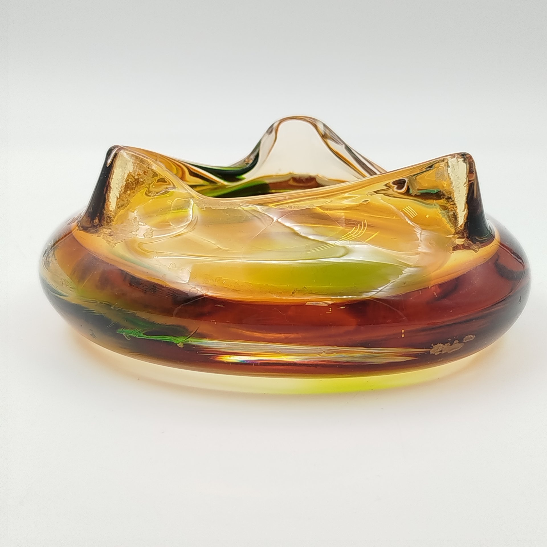 Пепельница необычной формы в янтарно-зелёной гамме