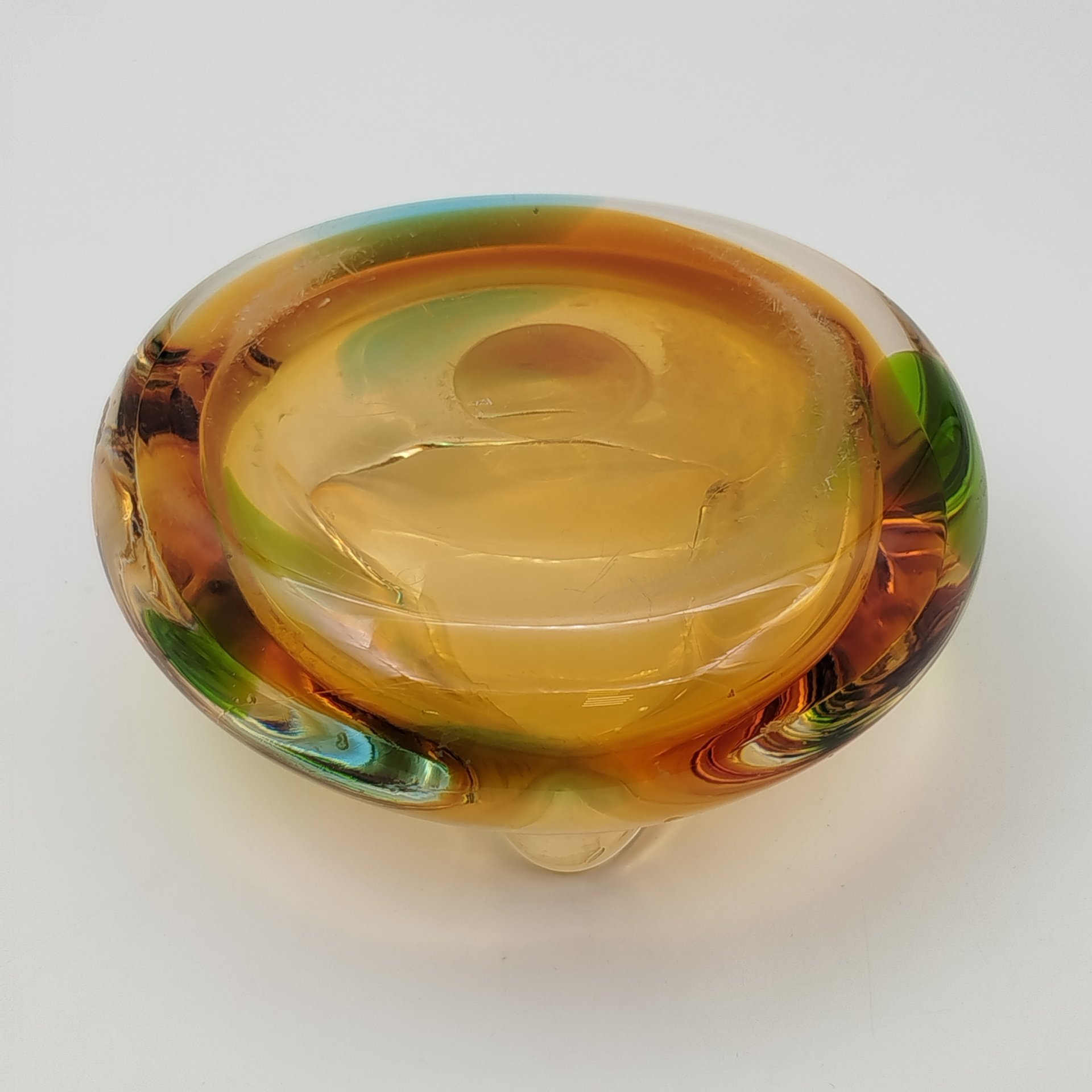 Пепельница необычной формы в янтарно-зелёной гамме