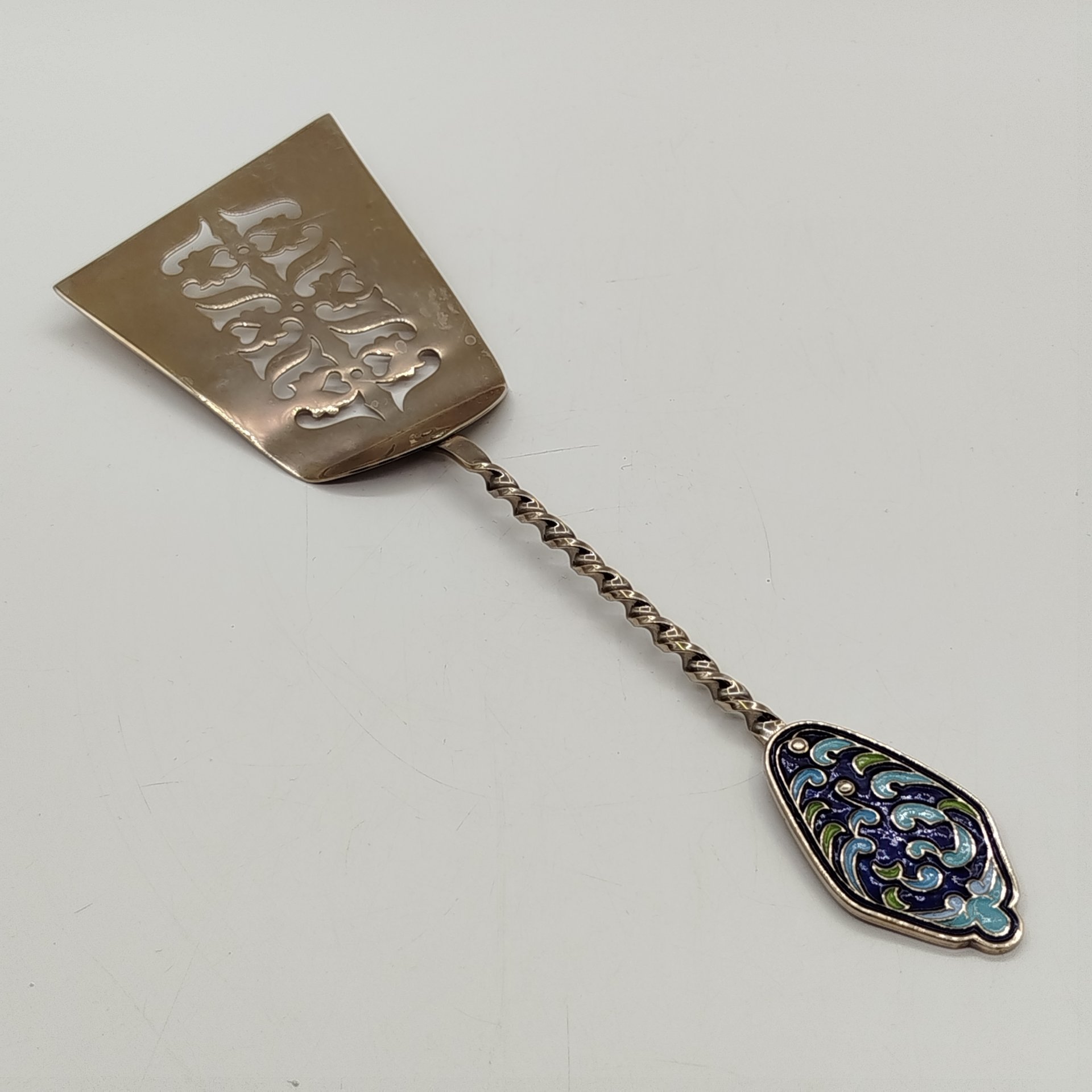 Лопатка сервировочная с прорезным декором