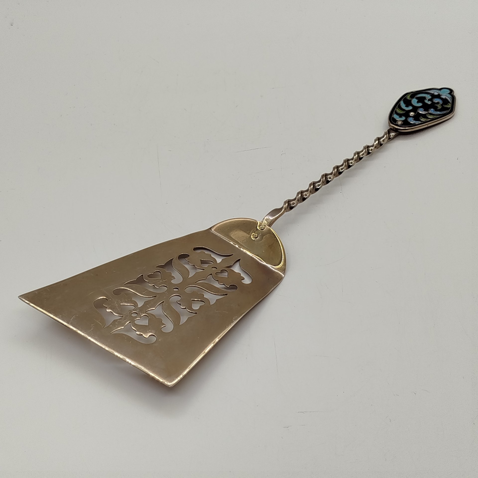 Лопатка сервировочная с прорезным декором