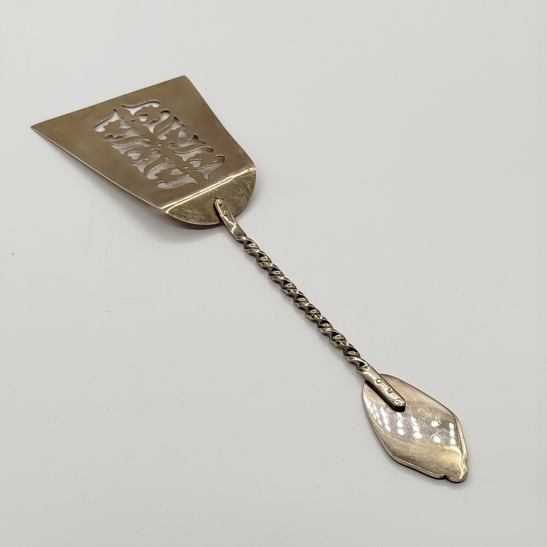 Лопатка сервировочная с прорезным декором