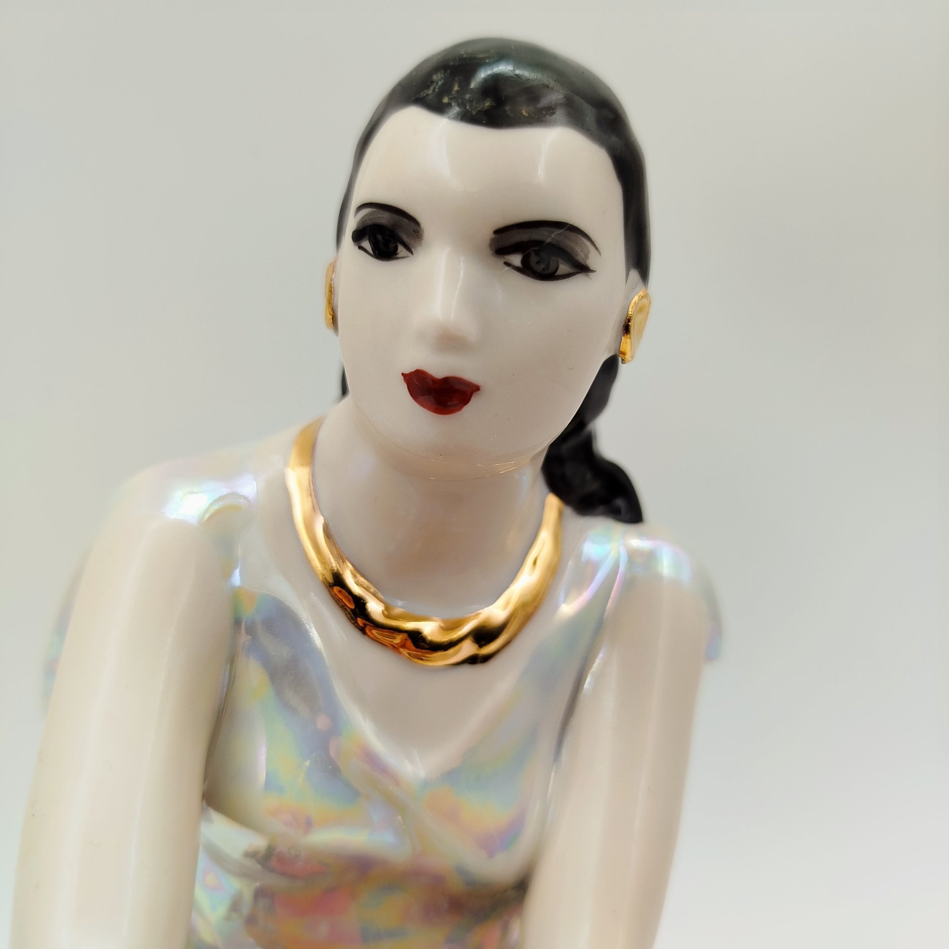 Статуэтка "Цыганка Земфира", скульптор А. Д. Бржезицкая, фарфор, роспись, люстр, золочение, Дулевский фарфоровый завод (Дулёво), СССР, 1999 г.