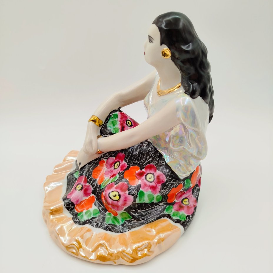 Статуэтка "Цыганка Земфира", скульптор А. Д. Бржезицкая, фарфор, роспись, люстр, золочение, Дулевский фарфоровый завод (Дулёво), СССР, 1999 г.