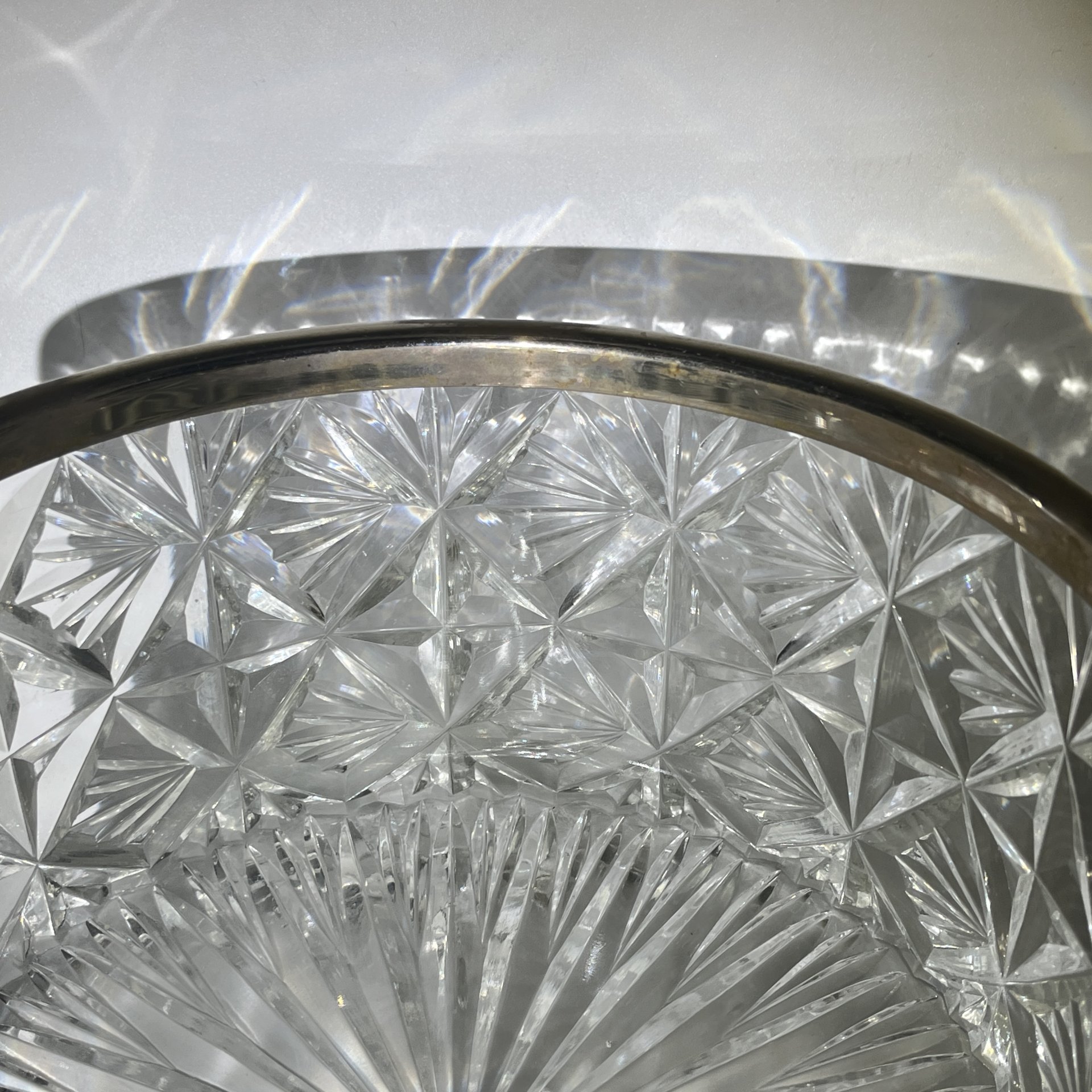 Фруктовница с металлическим ободком и резным геометрическим декором, хрусталь, металл, СССР, 1970-1990 гг.