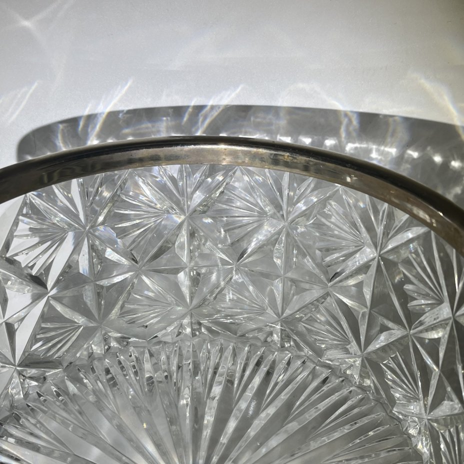 Фруктовница с металлическим ободком и резным геометрическим декором