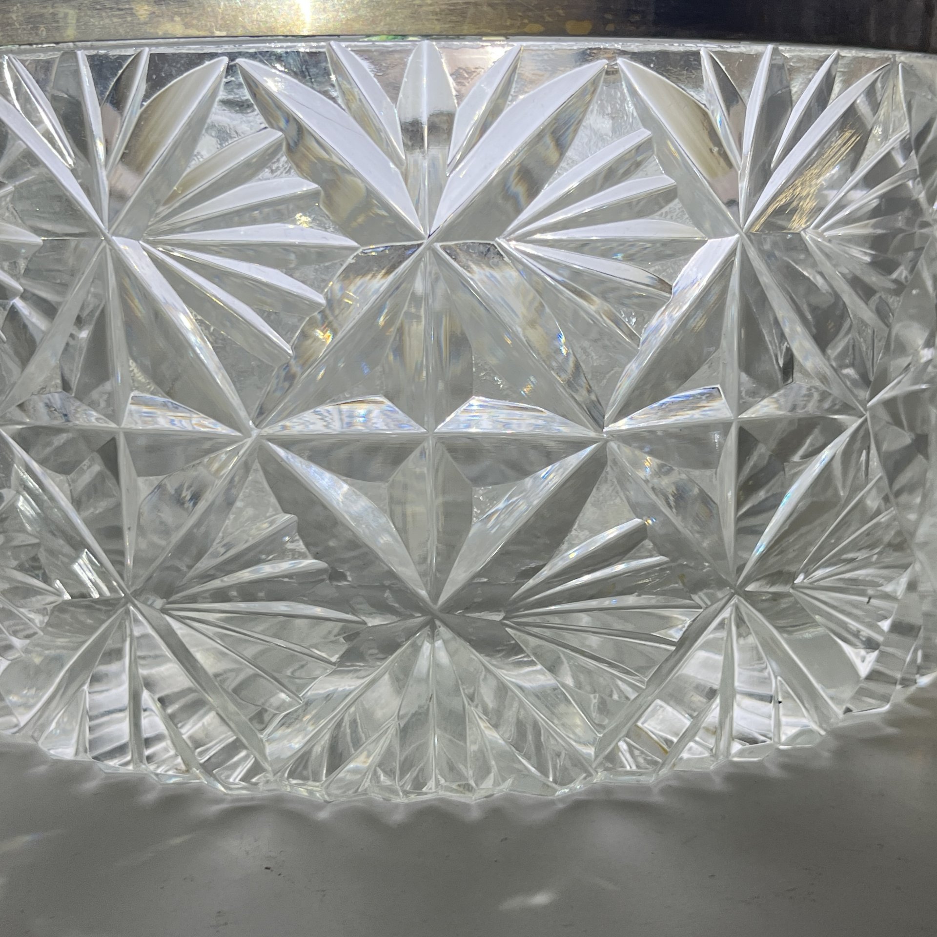 Фруктовница с металлическим ободком и резным геометрическим декором, хрусталь, металл, СССР, 1970-1990 гг.