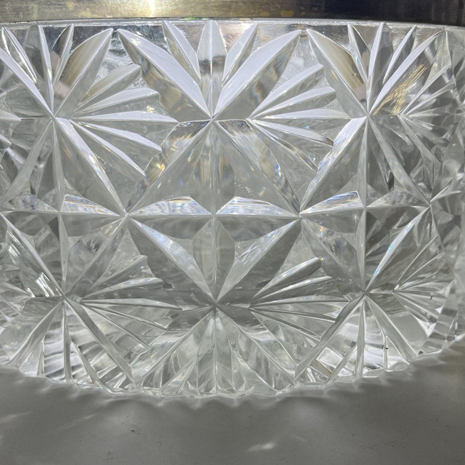 Фруктовница с металлическим ободком и резным геометрическим декором