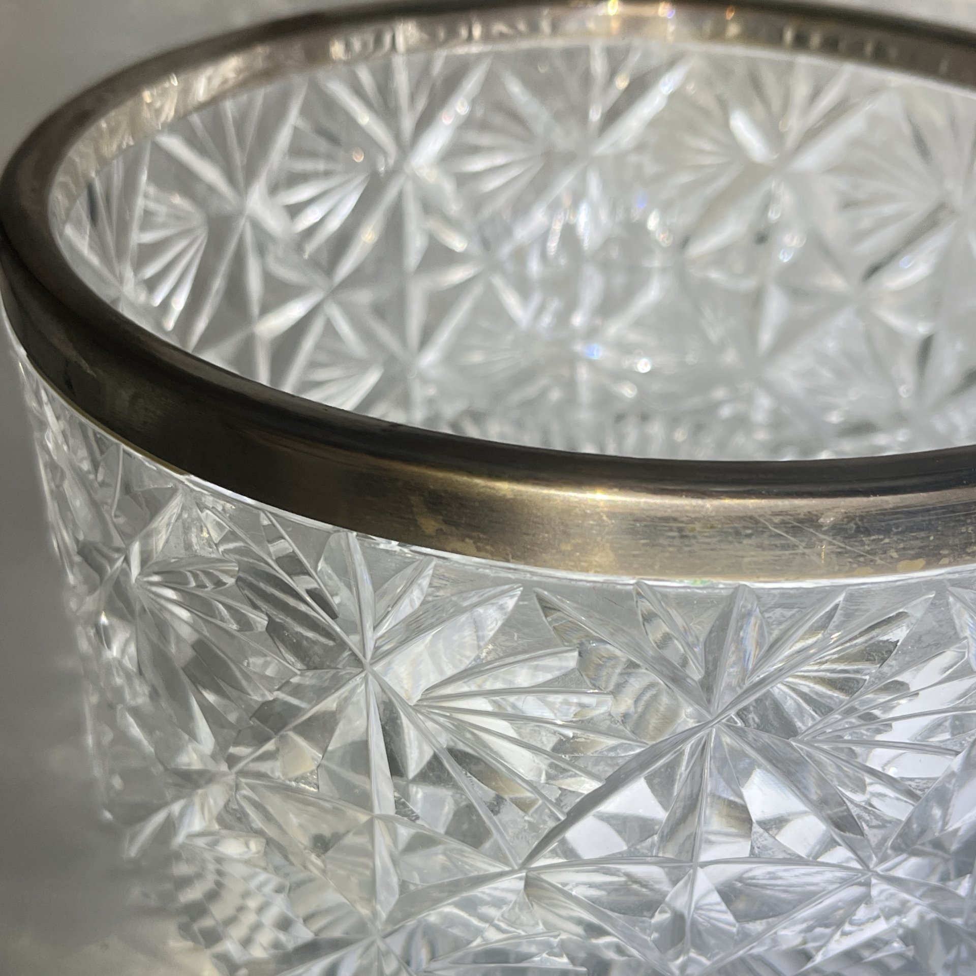 Фруктовница с металлическим ободком и резным геометрическим декором, хрусталь, металл, СССР, 1970-1990 гг.