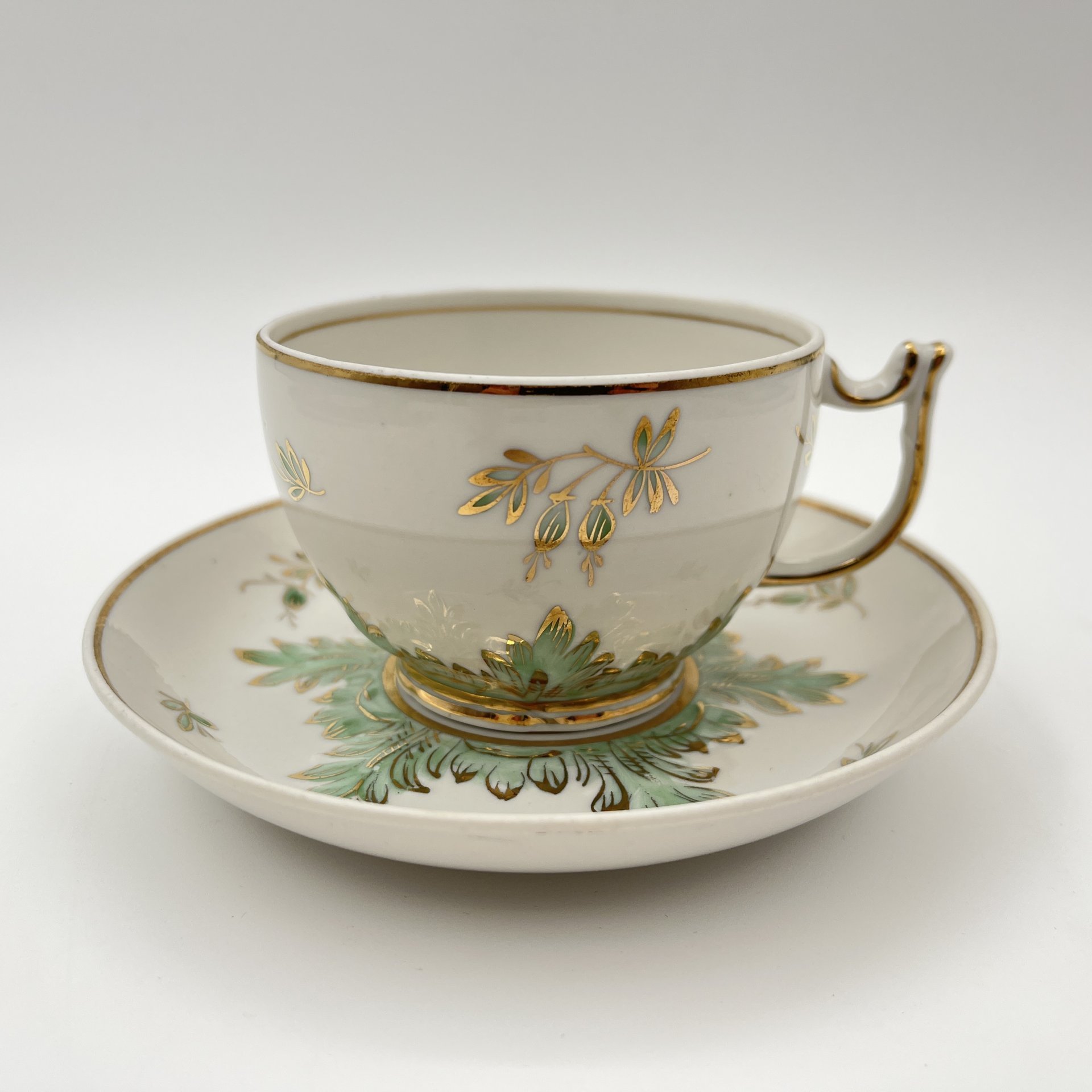 Пара чайная "Барбарис" в зеленом оттенке, автор Е.П. Смирнов, фарфор, роспись, золочение, Дмитровский фарфоровый завод (ДФЗ Вербилки), СССР, 1954-1965 гг.