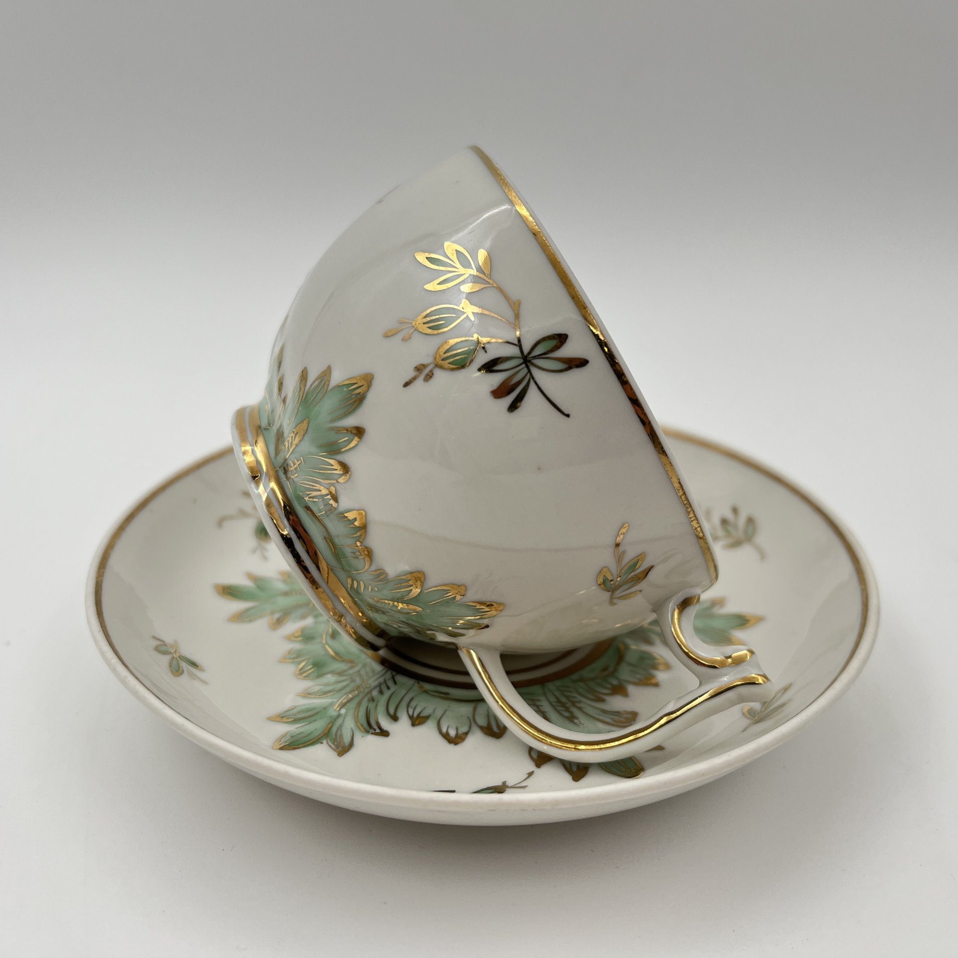 Пара чайная "Барбарис" в зеленом оттенке, автор Е.П. Смирнов, фарфор, роспись, золочение, Дмитровский фарфоровый завод (ДФЗ Вербилки), СССР, 1954-1965 гг.