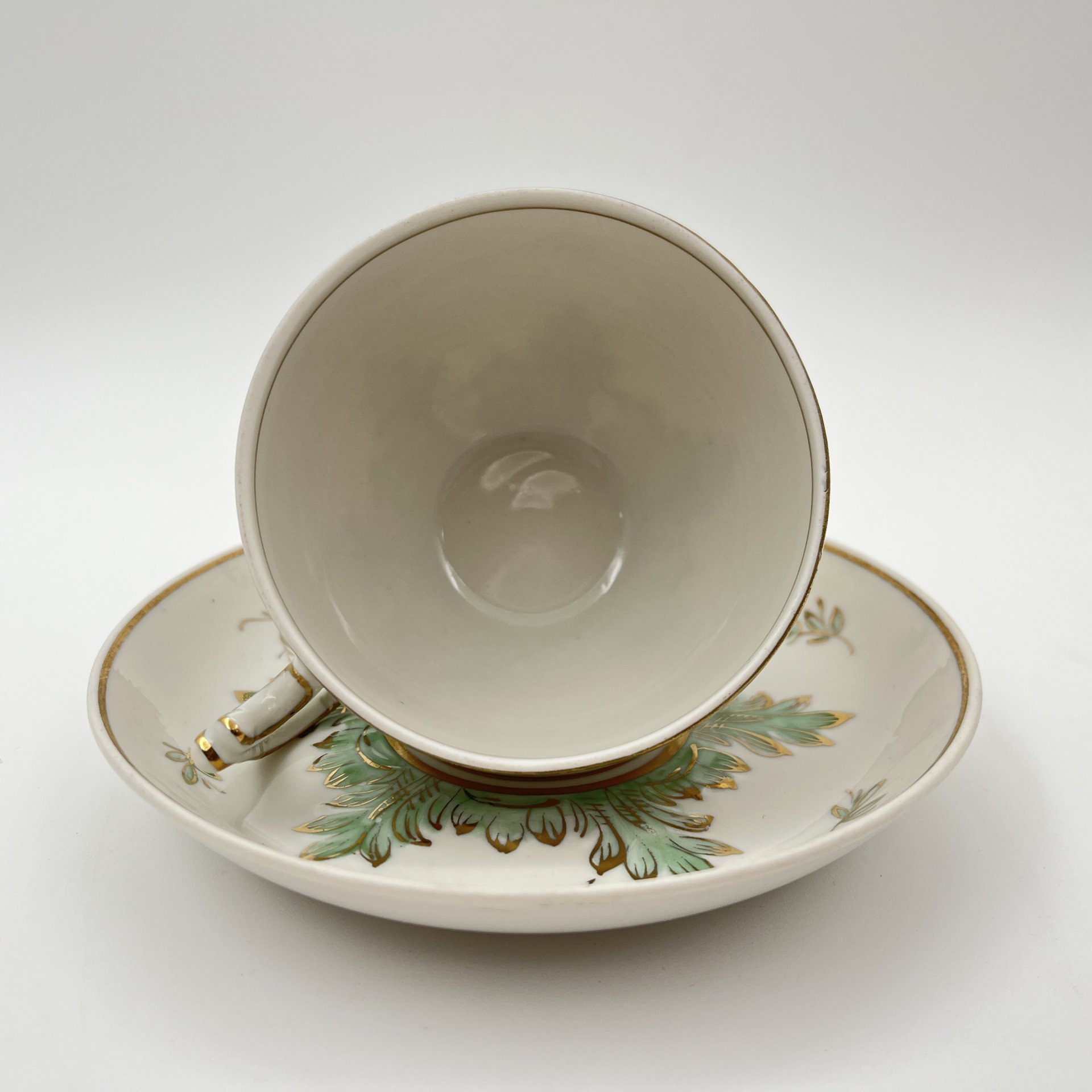 Пара чайная "Барбарис" в зеленом оттенке, автор Е.П. Смирнов, фарфор, роспись, золочение, Дмитровский фарфоровый завод (ДФЗ Вербилки), СССР, 1954-1965 гг.