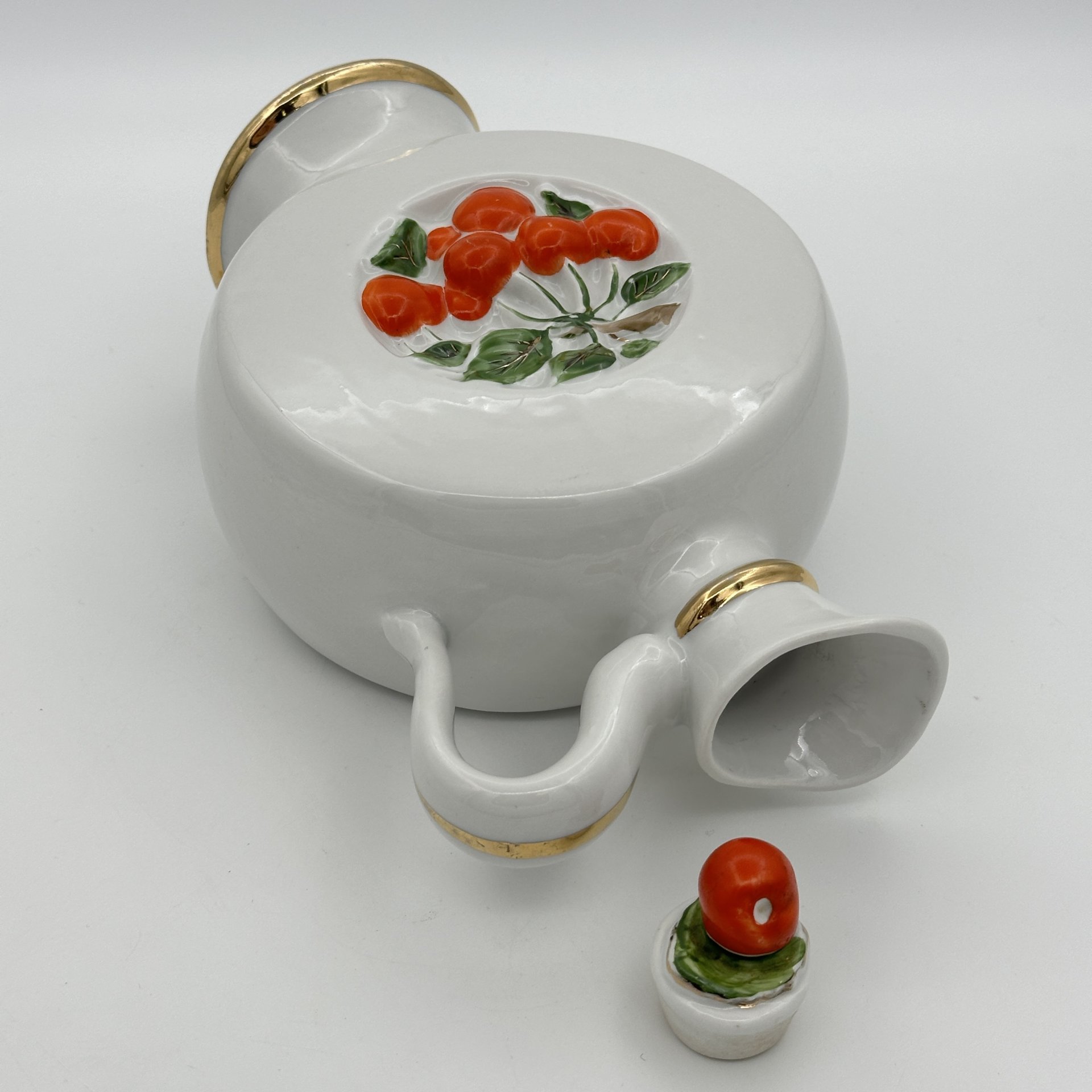 Куманец (штоф) "Вишня", автор Э.М. Криммер, Ленинградский фарфоровый завод (ЛФЗ)