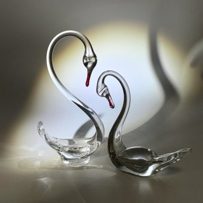 Пара статуэток "Лебеди", стекло, гутная техника, роспись, СССР, 1970-1990 гг.