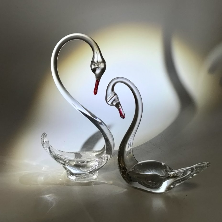 Пара статуэток "Лебеди", стекло, гутная техника, роспись, СССР, 1970-1990 гг.