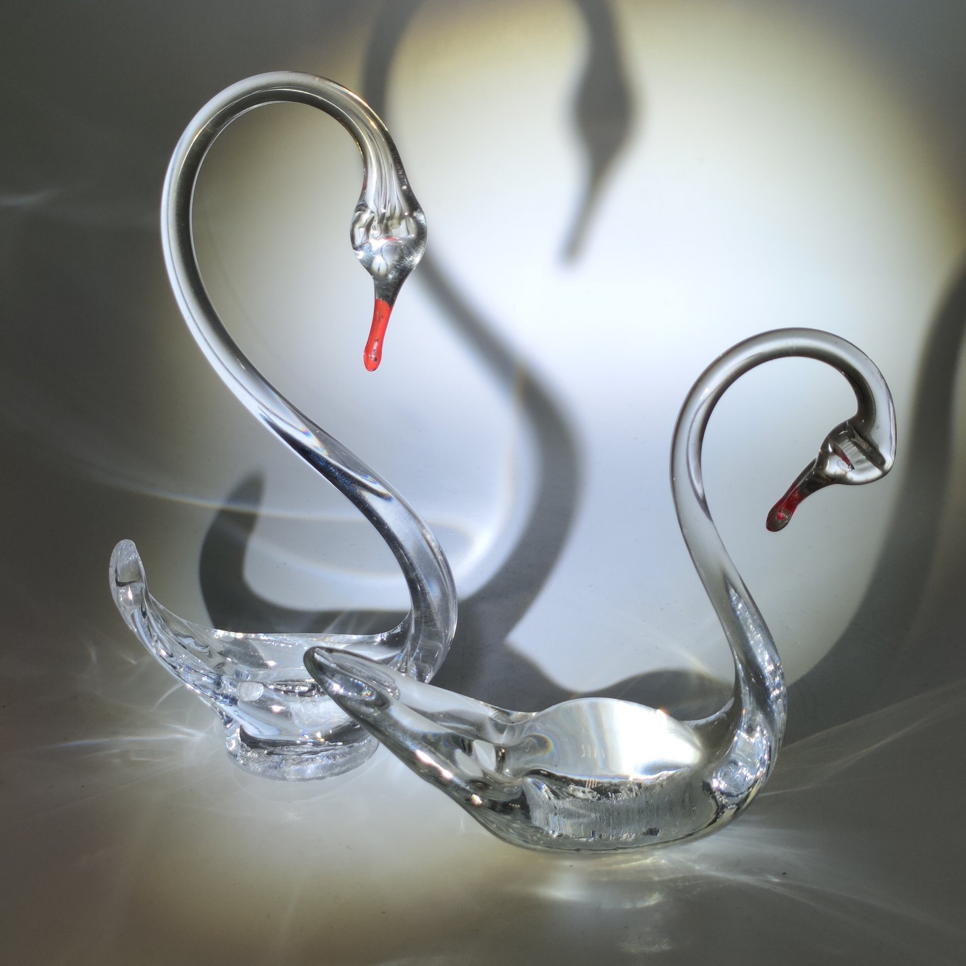 Пара статуэток "Лебеди", стекло, гутная техника, роспись, СССР, 1970-1990 гг.