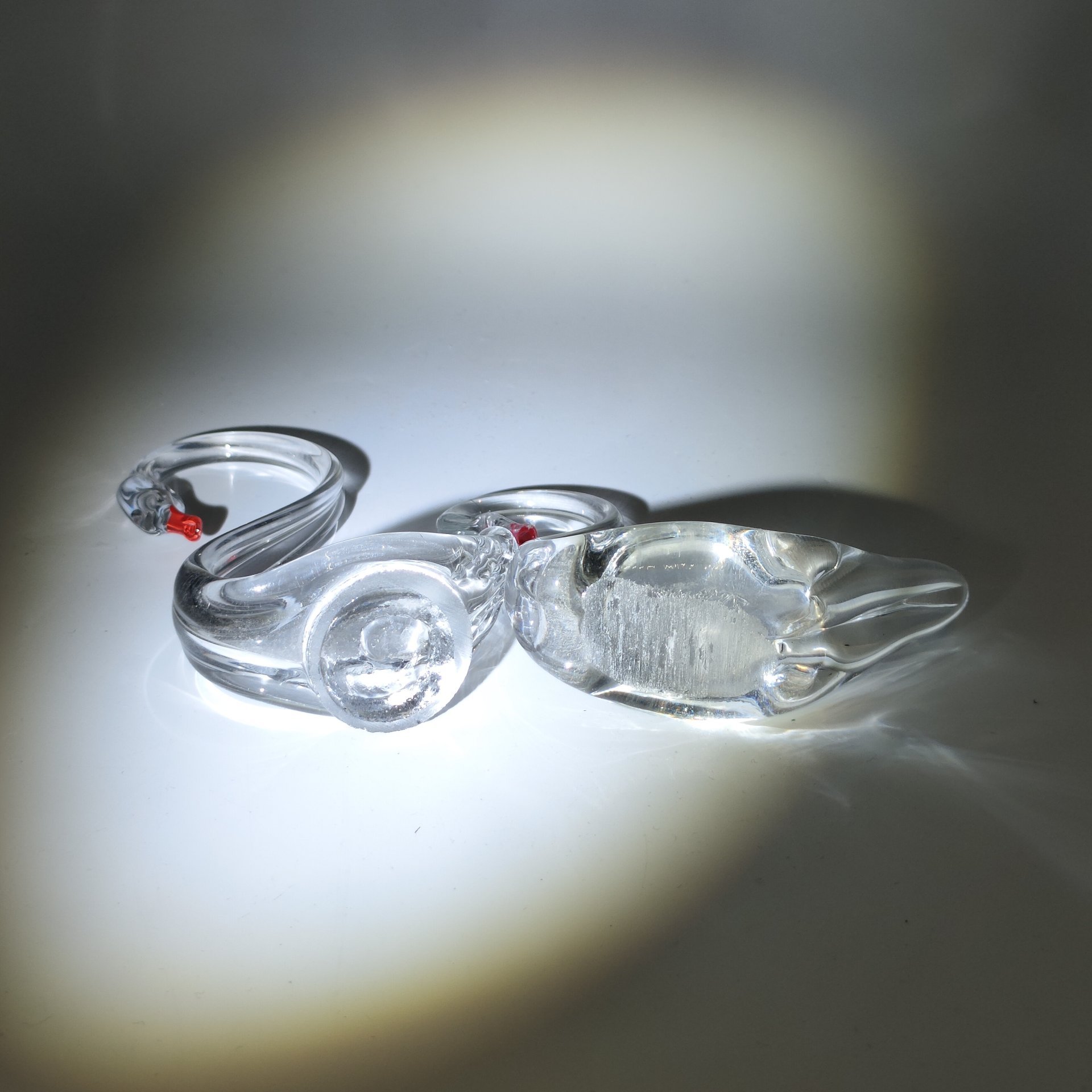 Пара статуэток "Лебеди", стекло, гутная техника, роспись, СССР, 1970-1990 гг.