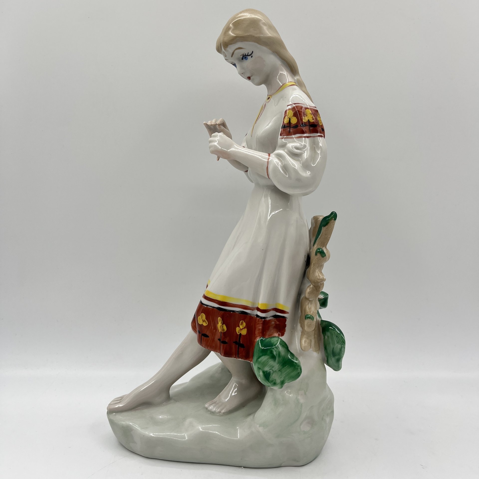 Статуэтка "Любит-не-любит" ("Гадание на ромашке"), скульптор О.Л. Жникруп, Полонский завод художественной керамики (Полонное ЗХК)