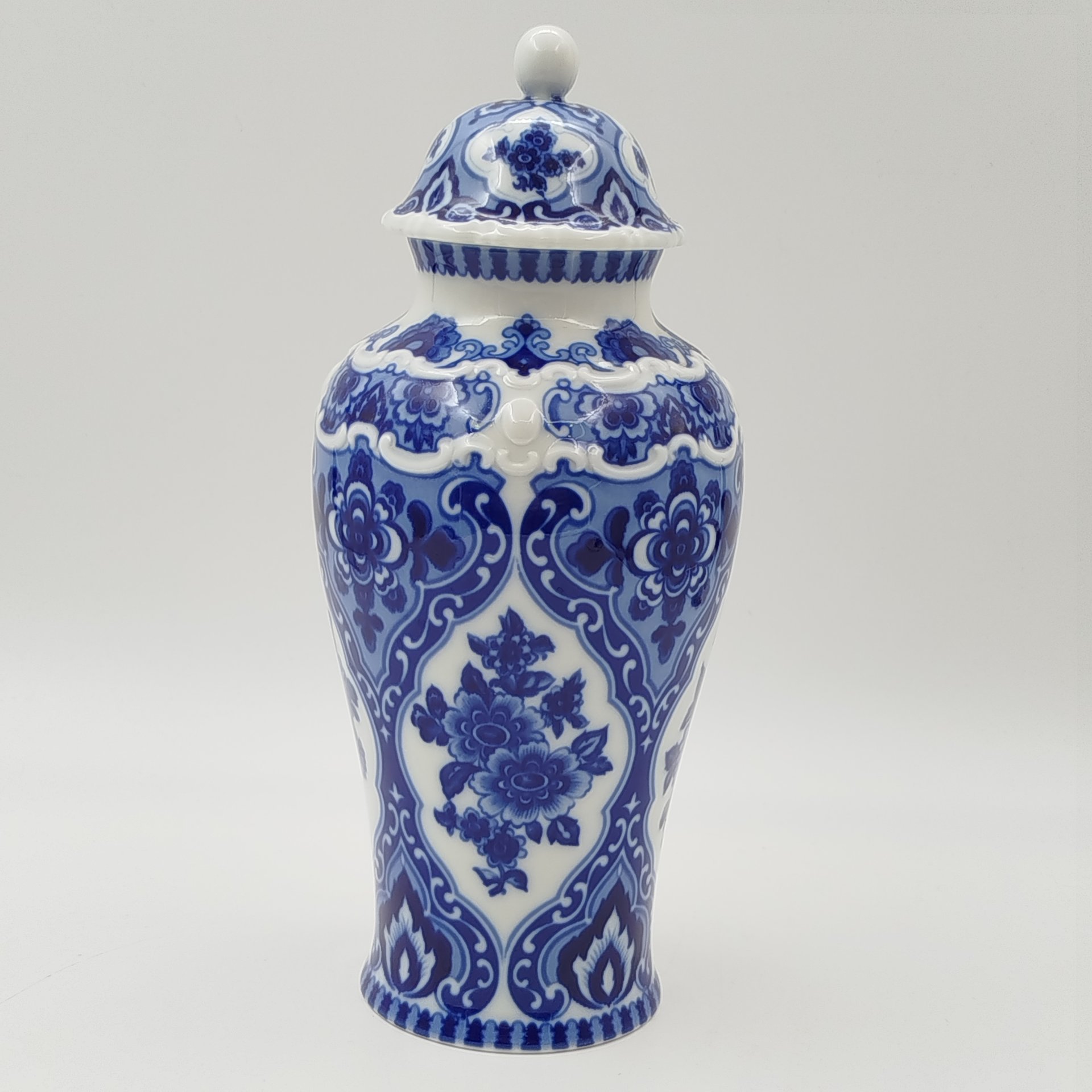 Ваза с крышкой в восточном стиле (имбирная), украшенная цветочным декором