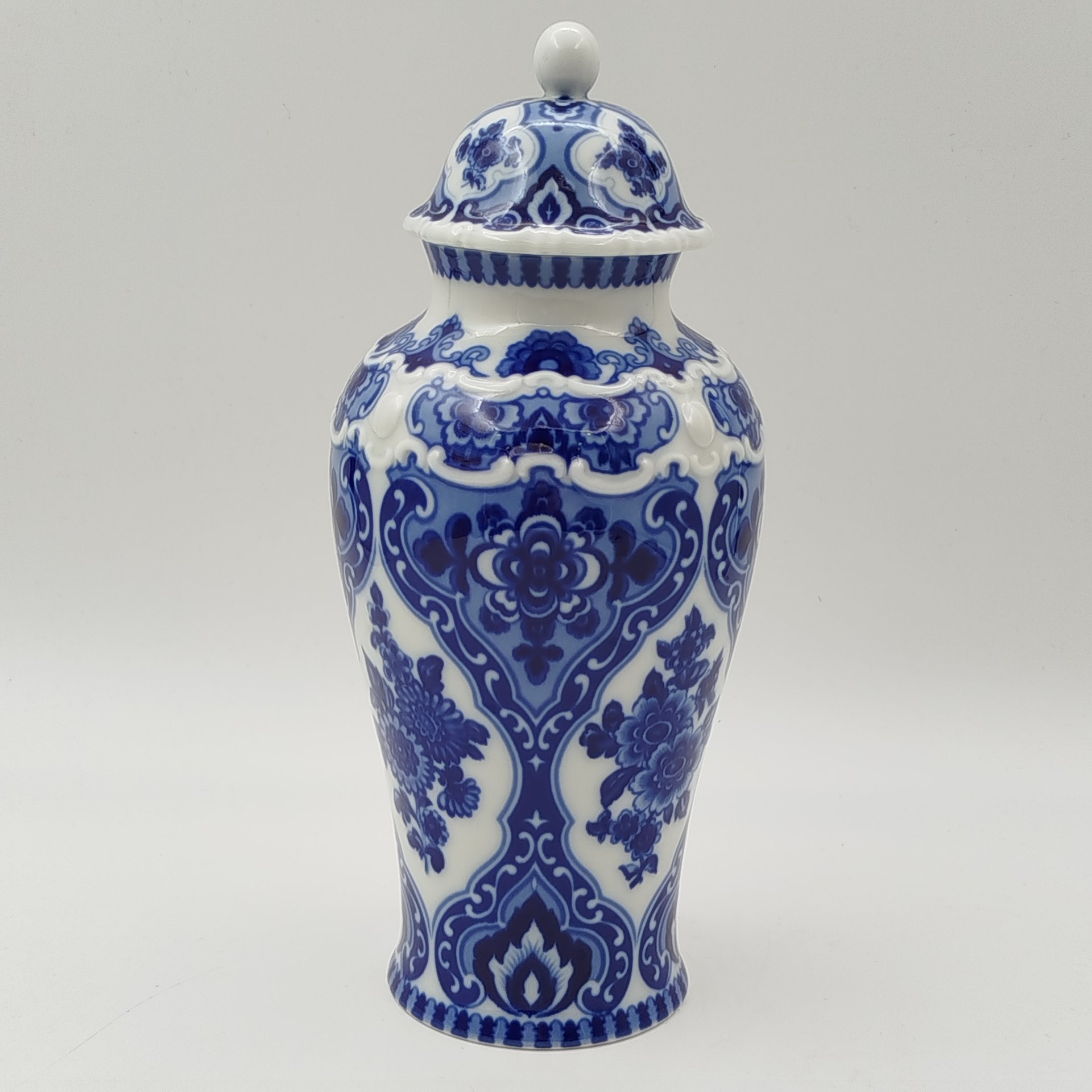 Ваза с крышкой в восточном стиле (имбирная), украшенная цветочным декором