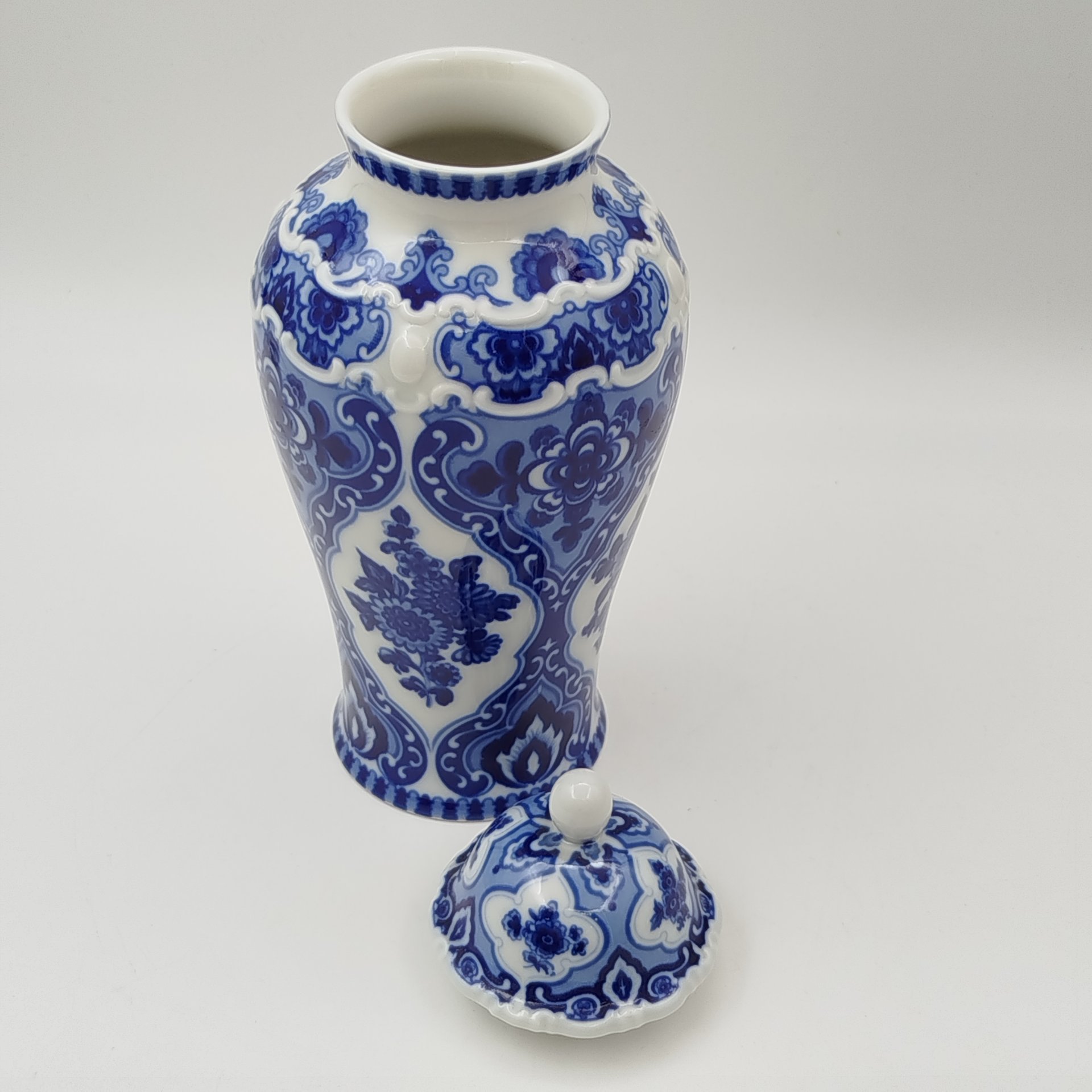 Ваза с крышкой в восточном стиле (имбирная), украшенная цветочным декором