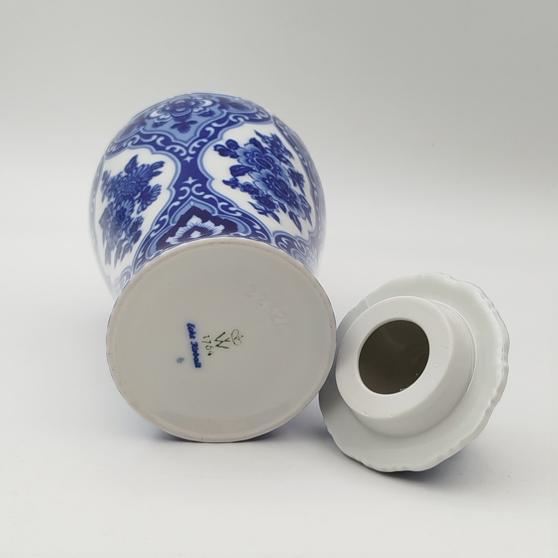 Ваза с крышкой в восточном стиле (имбирная), украшенная цветочным декором