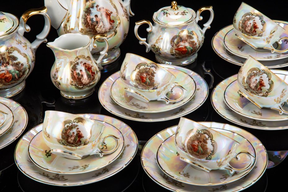 Сервиз чайно-кофейный , украшенный  античными сценами ("Мадонна") на 6 персон (22 предмета), фарфор, люстр, деколь, золочение, Oscar Schlegelmilch, Германия, 1950-1972 гг.