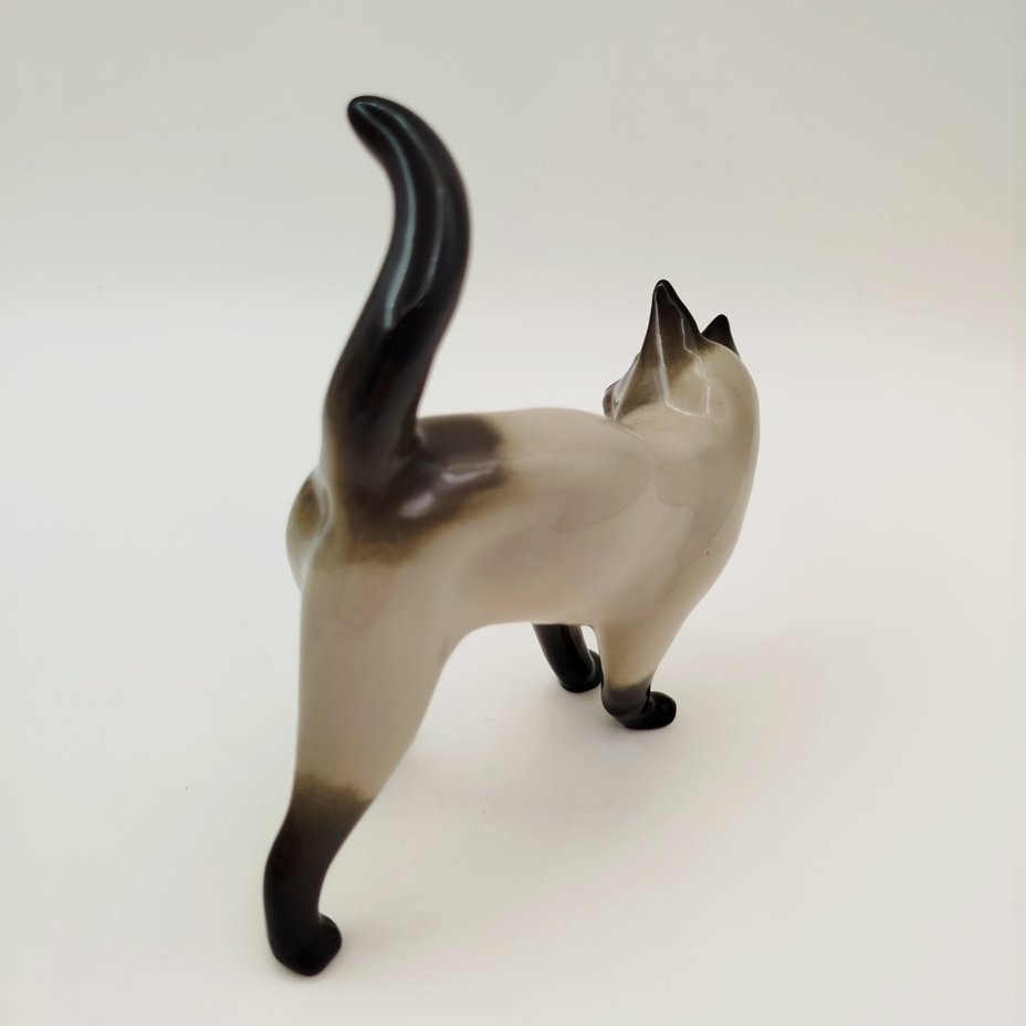 Статуэтка "Сиамская кошка", скульптор И.И. Ризнич, фарфор, роспись, Ленинградский фарфоровый завод (ЛФЗ), СССР, 1970-1991 гг.