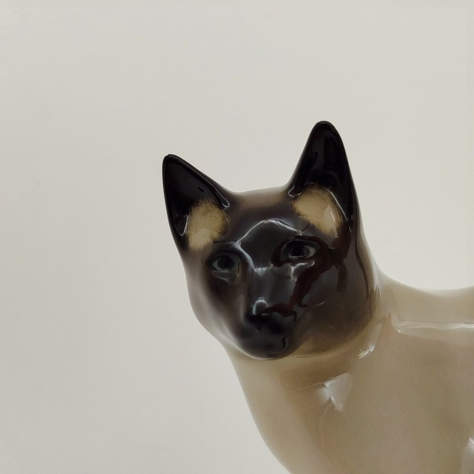 Статуэтка "Сиамская кошка", скульптор И.И. Ризнич, фарфор, роспись, Ленинградский фарфоровый завод (ЛФЗ), СССР, 1970-1991 гг.