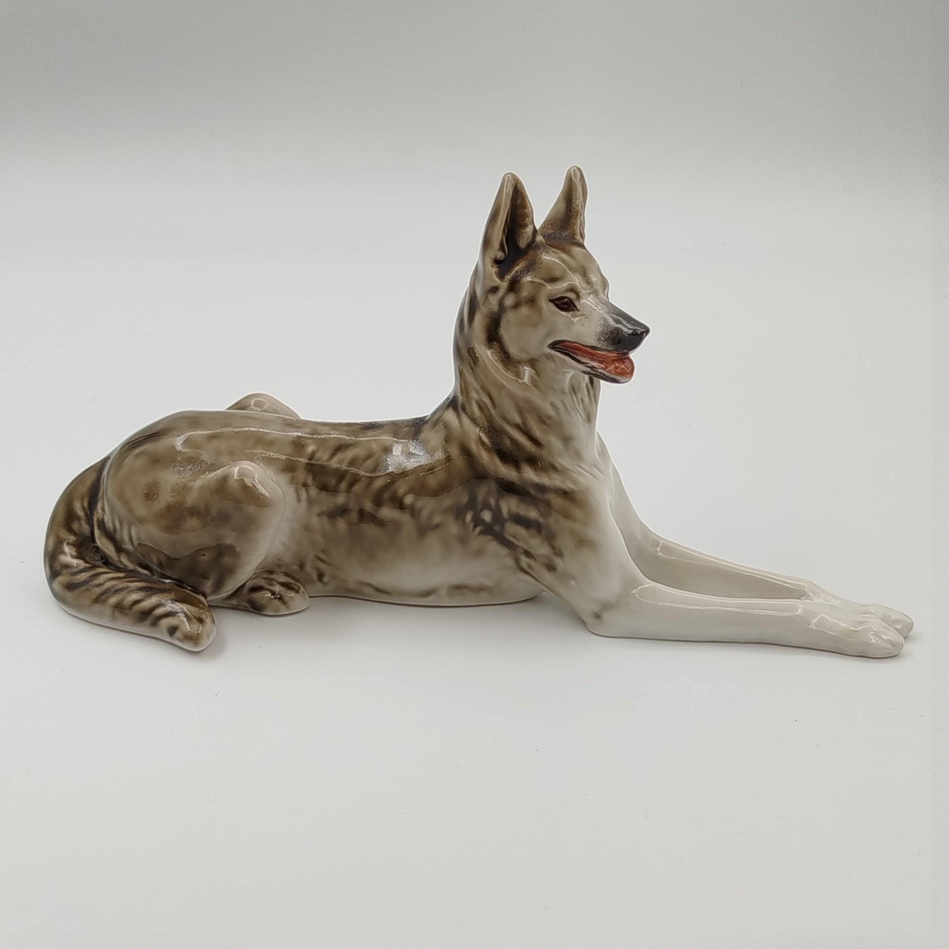 Статуэтка "Немецкая овчарка", автор В.С. Драчинская, фарфор, роспись, Ленинградский фарфоровый завод (ЛФЗ), СССР, 1960-1970 гг.